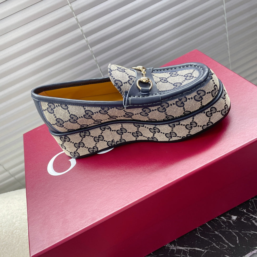 GUCCI HORSEBIT PLATFORM LOAFER IN TAN BEIGEMONOGRAM JACQUARD FABRIC AND NAVY BLUE CALFSKIN