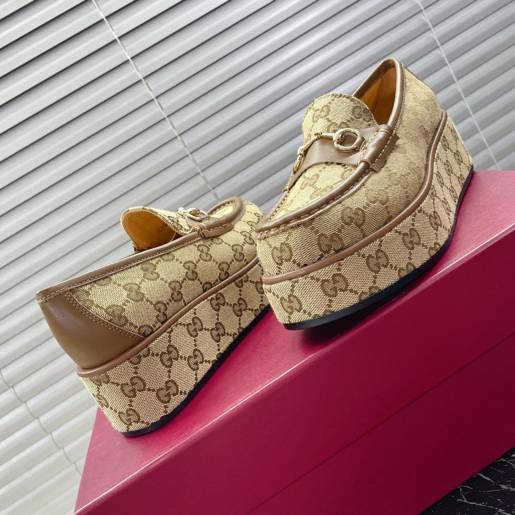 GUCCI HORSEBIT PLATFORM LOAFER IN TAN BEIGE MONOGRAM JACQUARD FABRIC