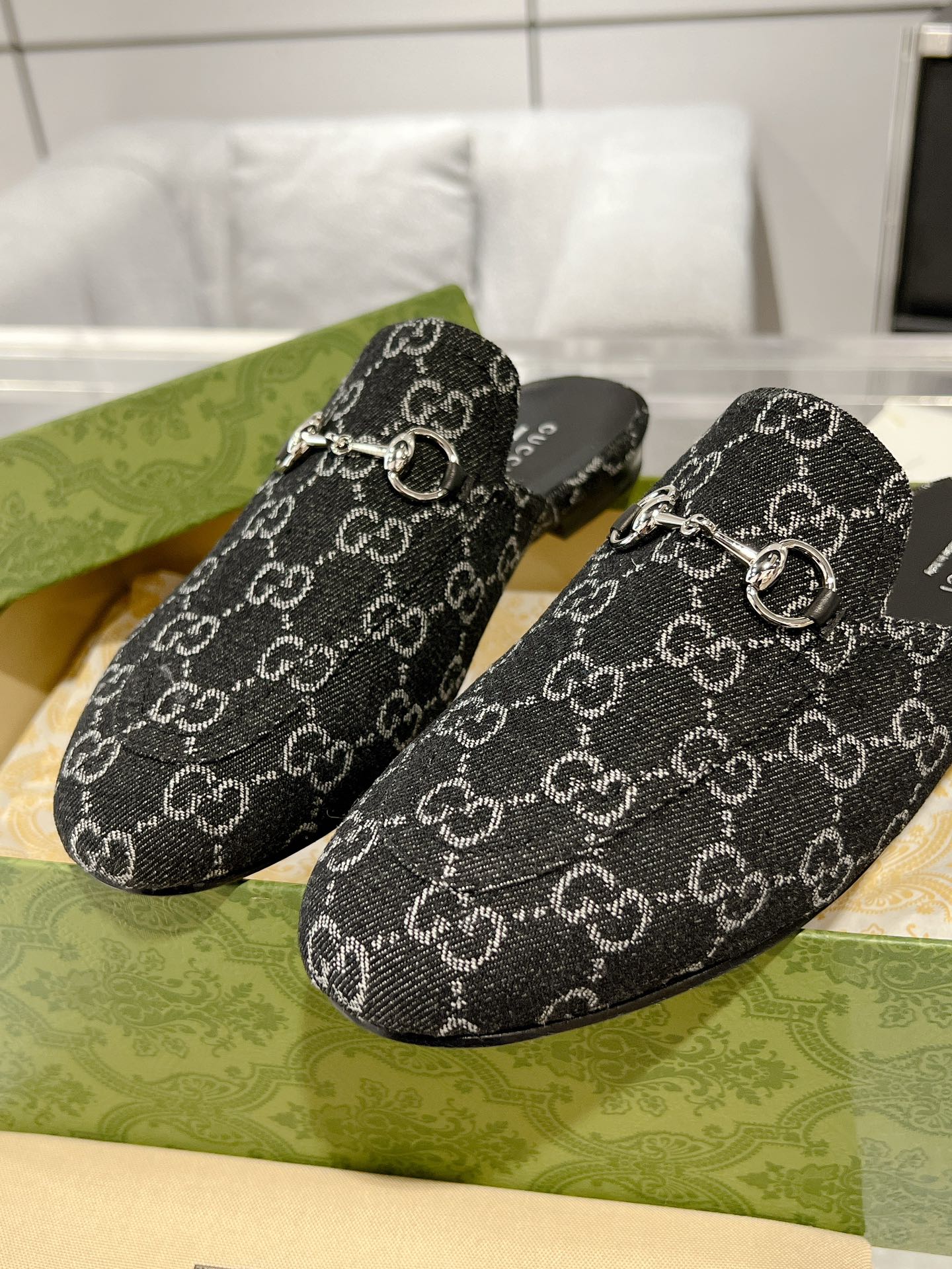GUCCI MEN'S MULE WITH HORSEBIT IN BLACK MONOGRAM JACQUARD FABRIC