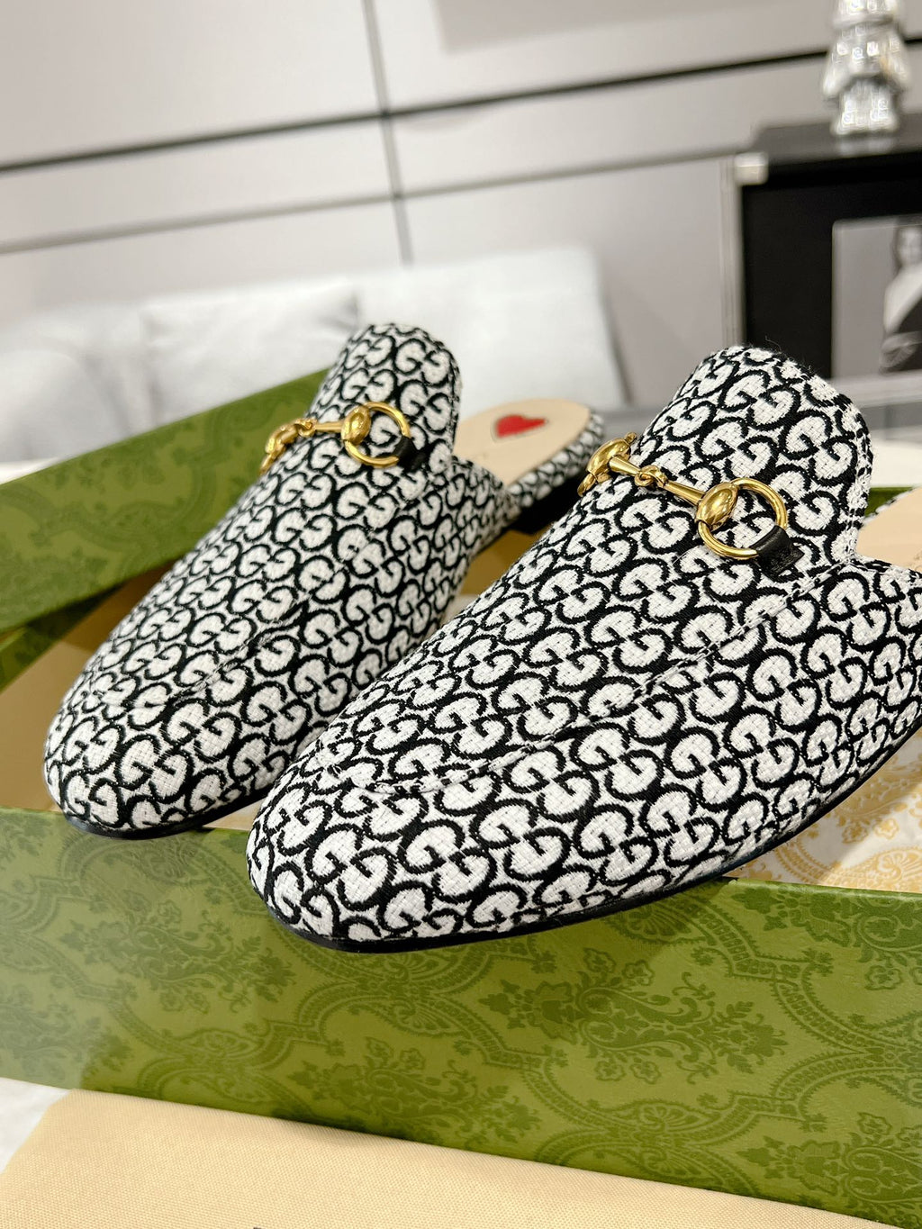 GUCCI MEN'S MULE WITH HORSEBIT IN BLACK MIX WHITE MONOGRAM JACQUARD FABRIC