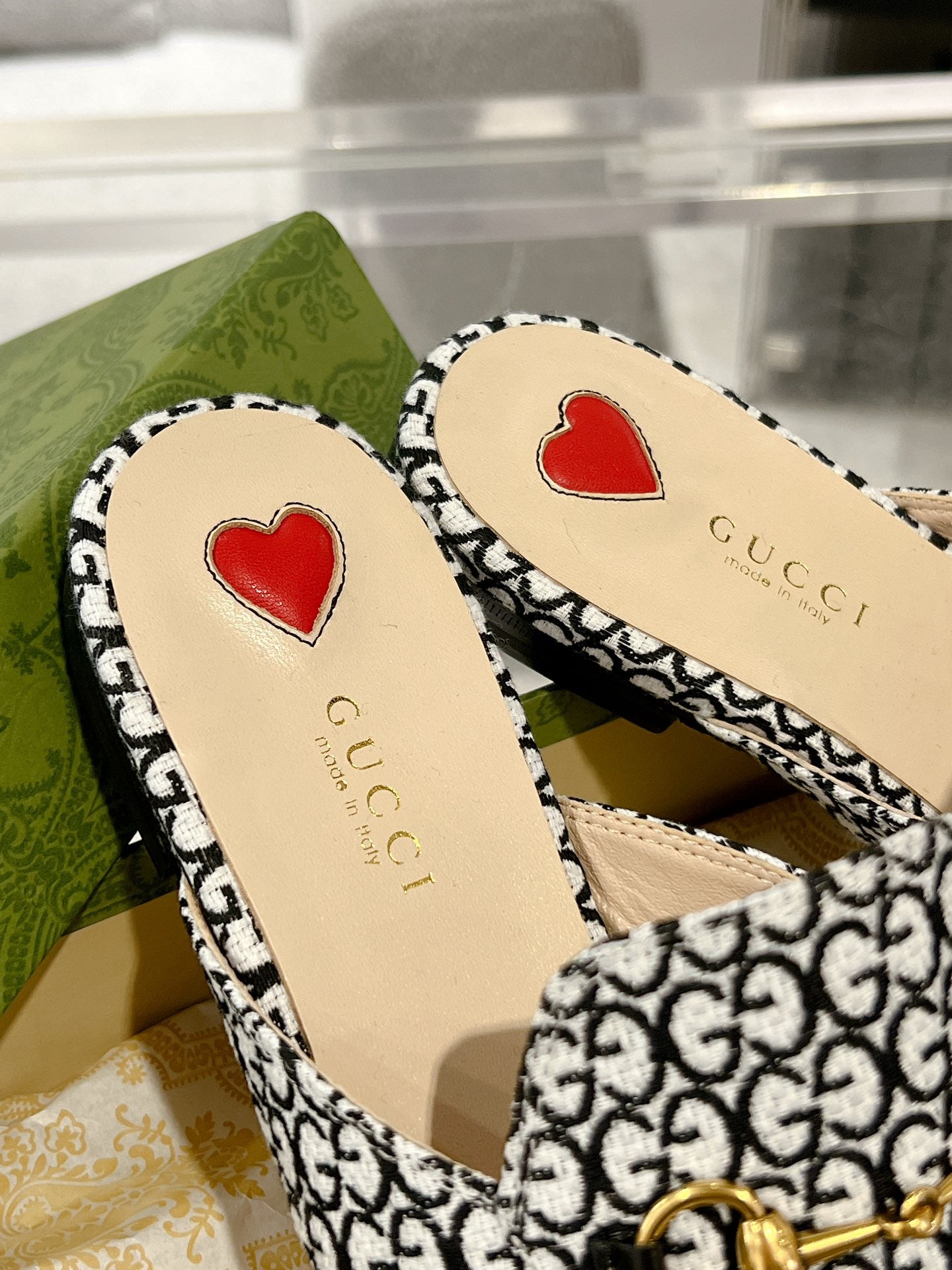 GUCCI MEN'S MULE WITH HORSEBIT IN BLACK MIX WHITE MONOGRAM JACQUARD FABRIC