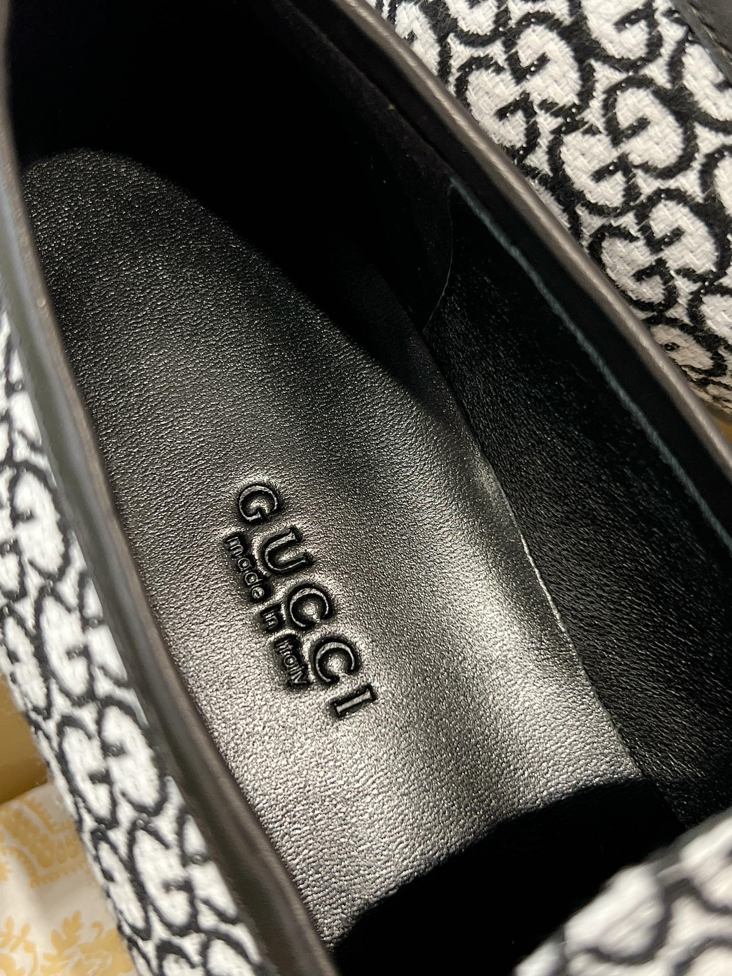 GUCCI MEN'S LOAFER WITH HORSEBIT IN BLACK MIX WHITE MONOGRAM JACQUARD FABRIC