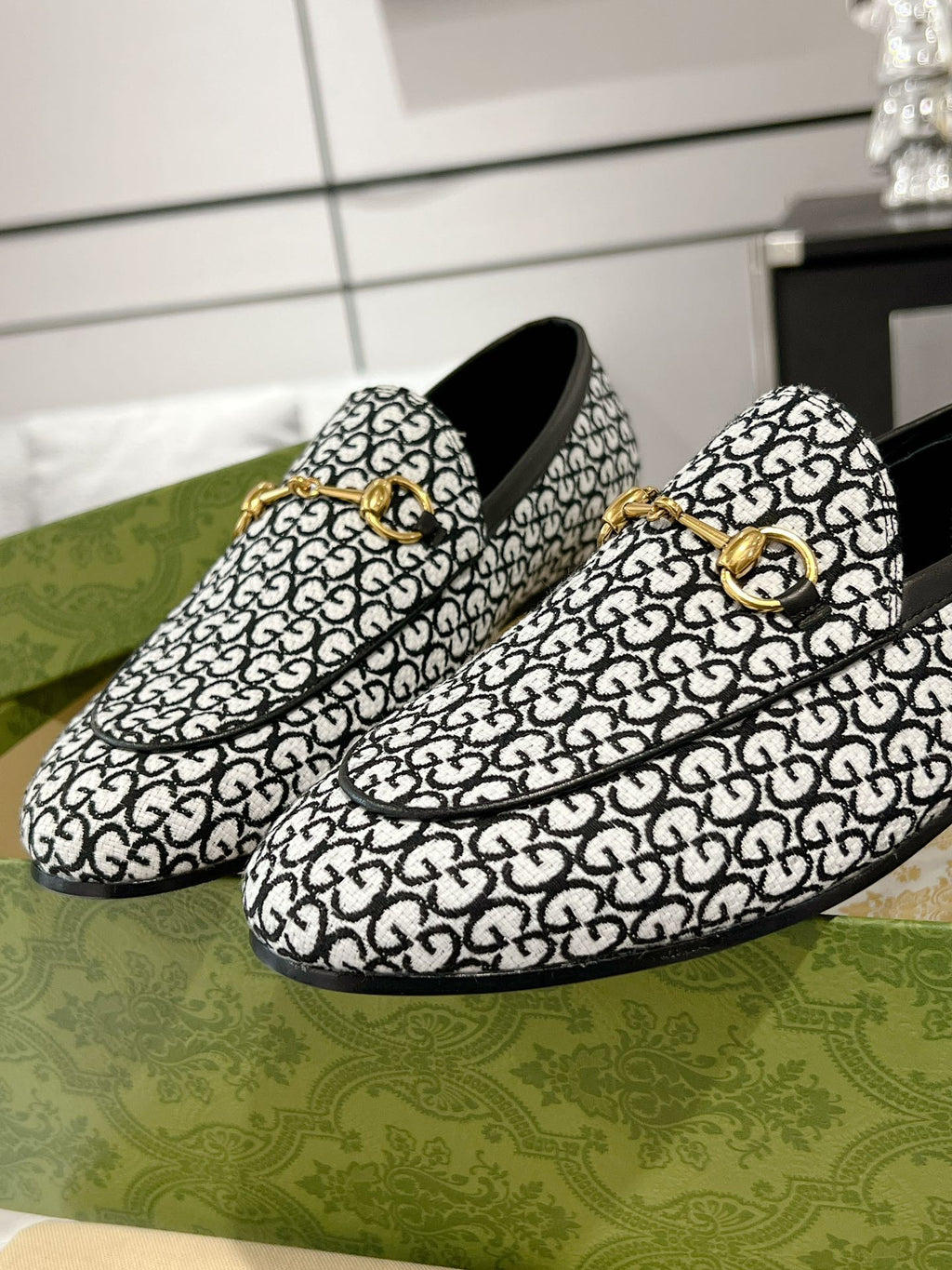 GUCCI MEN'S LOAFER WITH HORSEBIT IN BLACK MIX WHITE MONOGRAM JACQUARD FABRIC