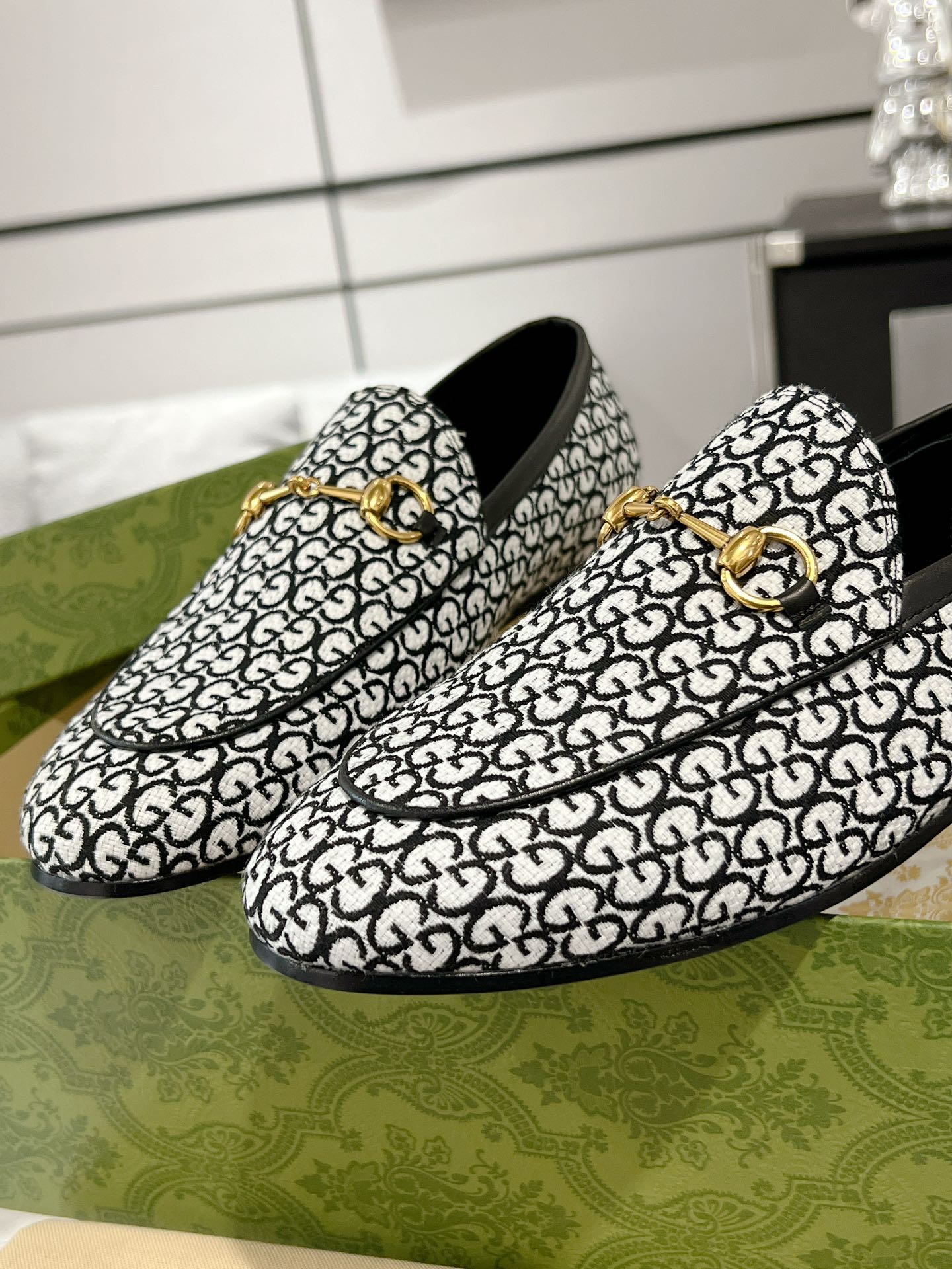 GUCCI MEN'S LOAFER WITH HORSEBIT IN BLACK MIX WHITE MONOGRAM JACQUARD FABRIC