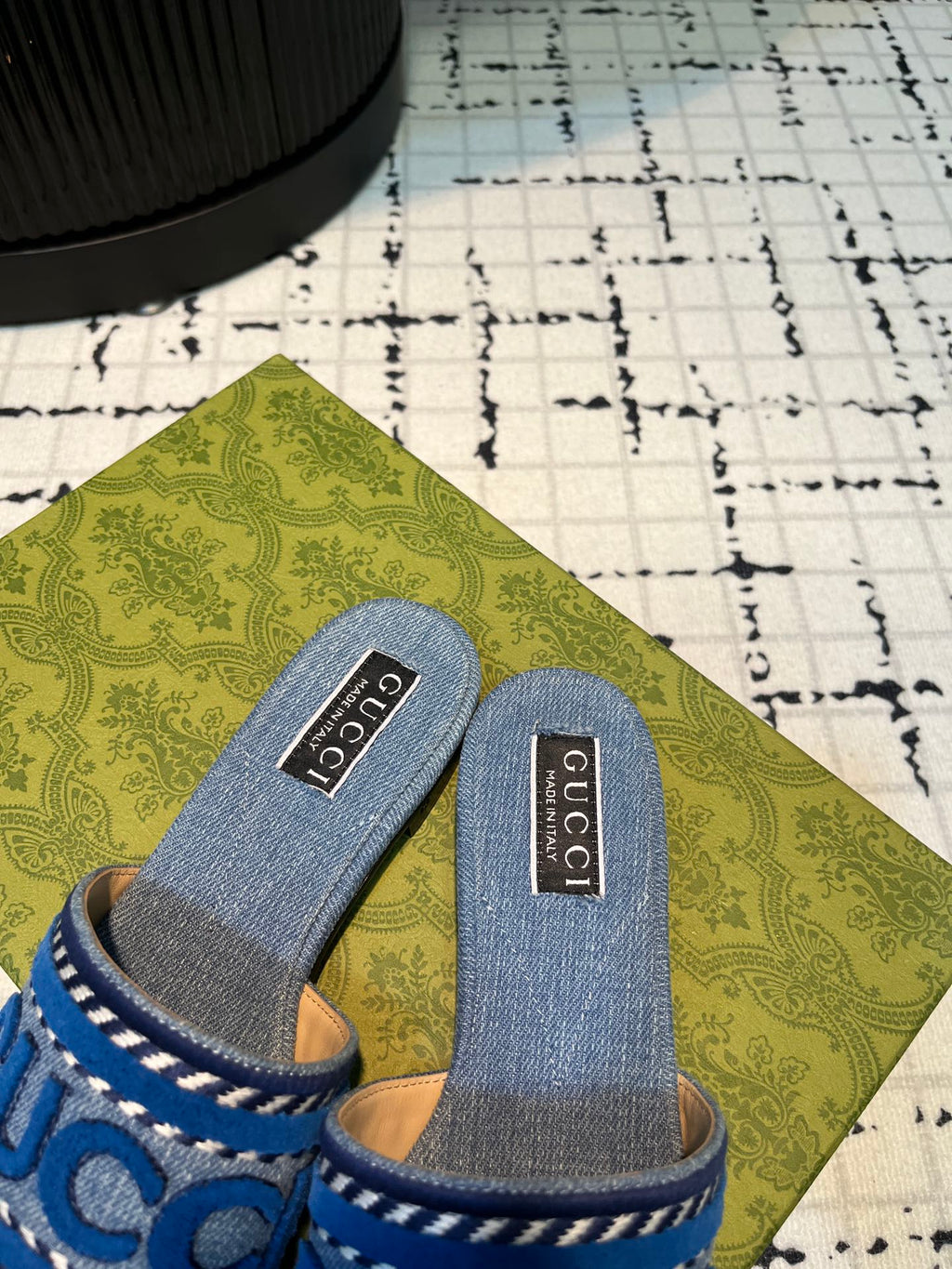 GUCCI SLIDE SANDAL WITH  SCRIPT STONE DENIM
