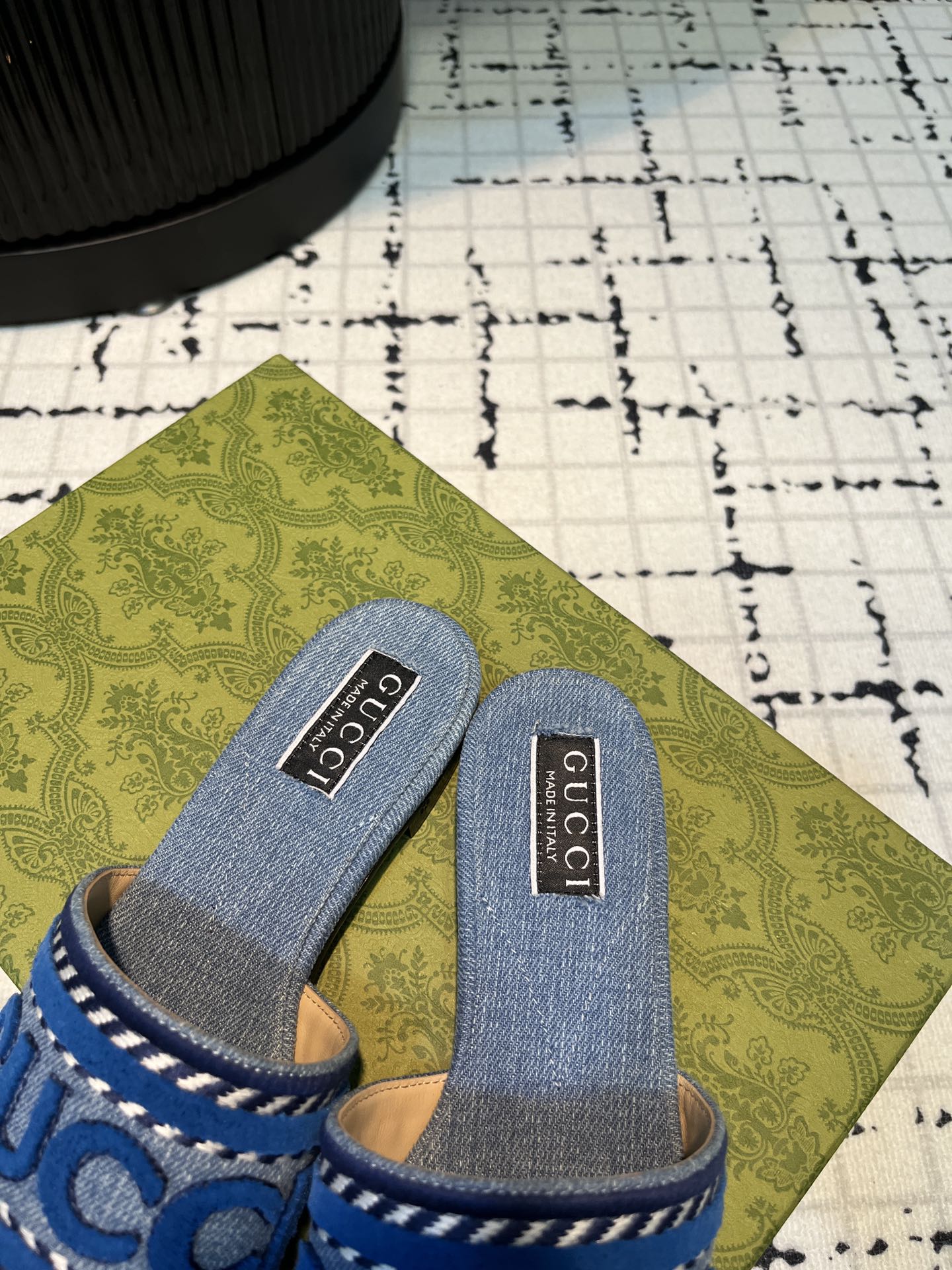 GUCCI SLIDE SANDAL WITH  SCRIPT STONE DENIM
