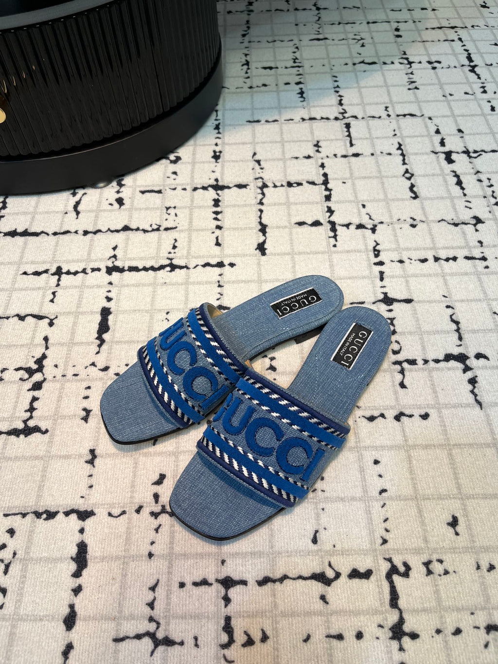 GUCCI SLIDE SANDAL WITH  SCRIPT STONE DENIM