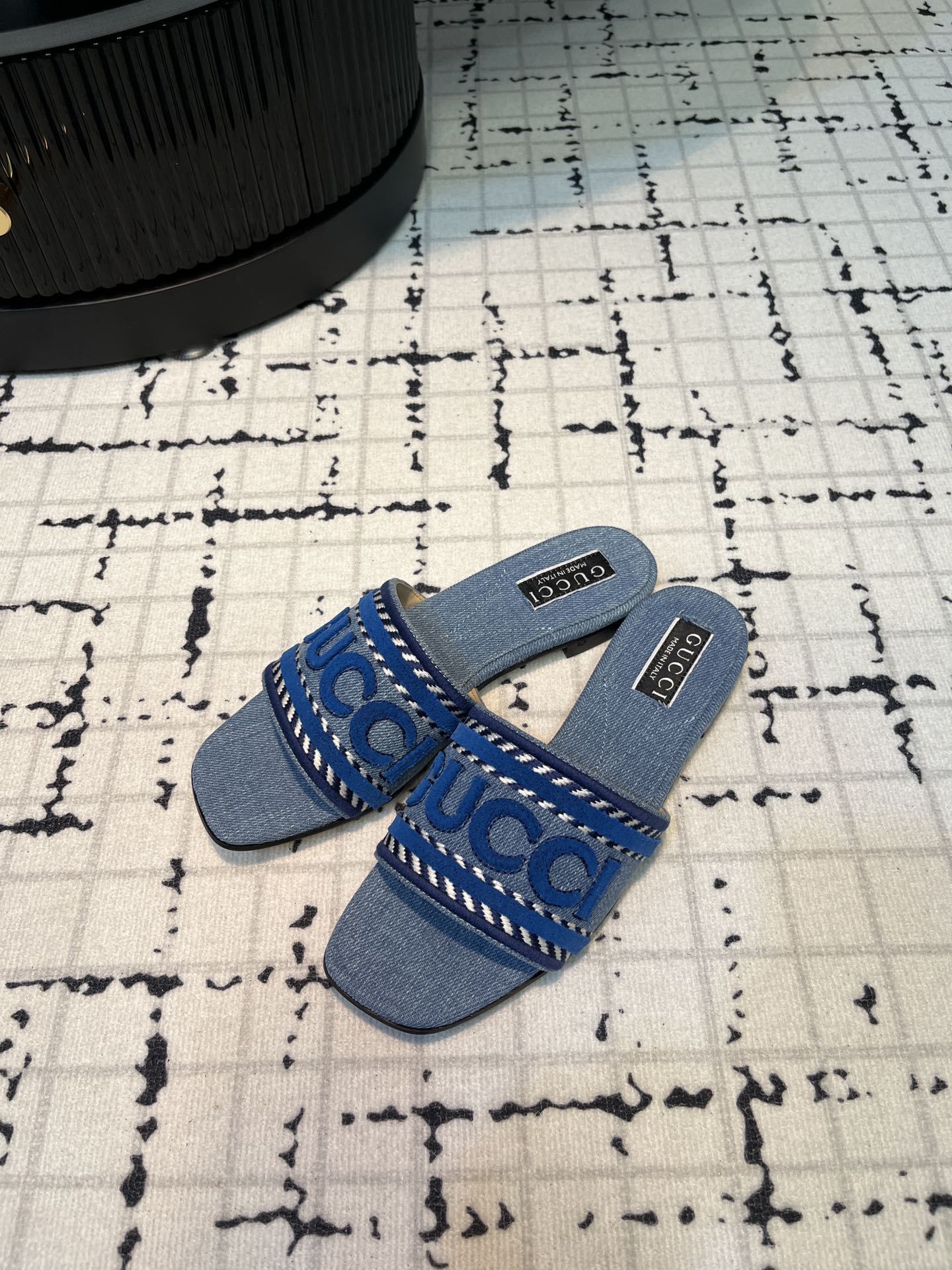 GUCCI SLIDE SANDAL WITH  SCRIPT STONE DENIM