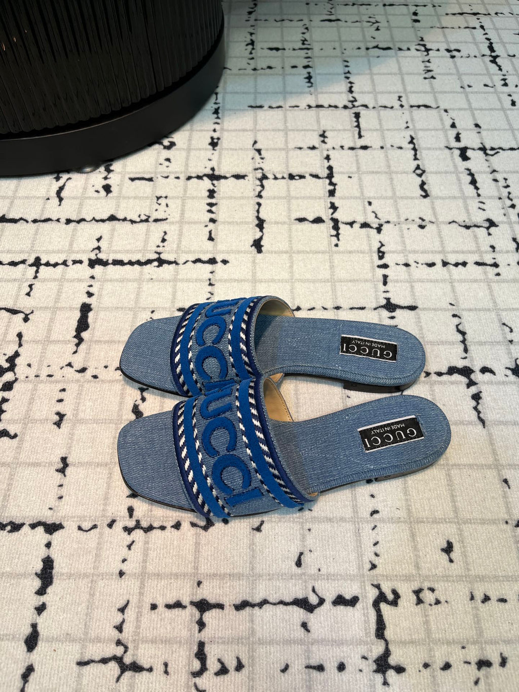 GUCCI SLIDE SANDAL WITH  SCRIPT STONE DENIM