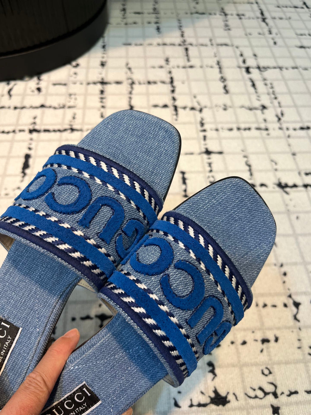 GUCCI SLIDE SANDAL WITH  SCRIPT STONE DENIM