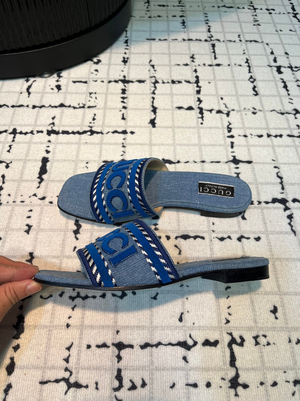 GUCCI SLIDE SANDAL WITH  SCRIPT STONE DENIM