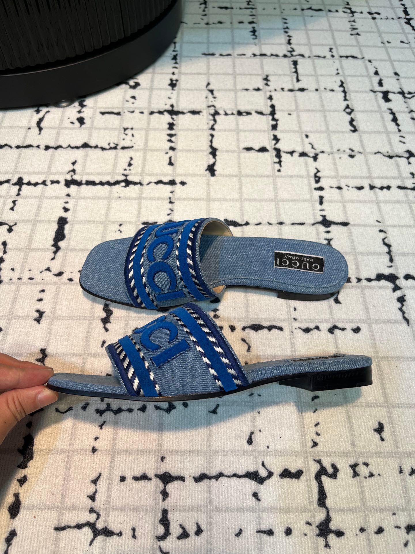 GUCCI SLIDE SANDAL WITH  SCRIPT STONE DENIM