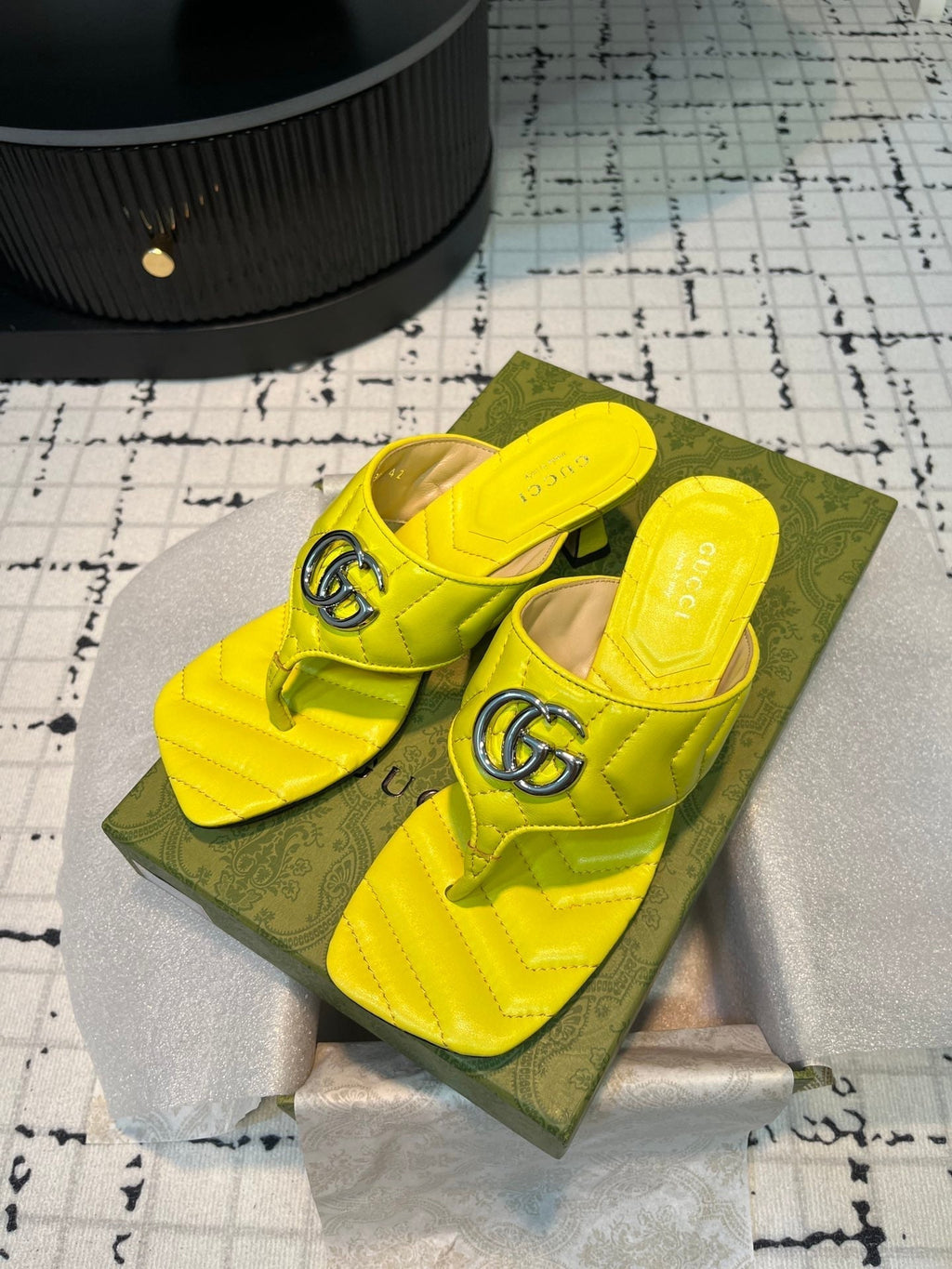 GUCCI THONG SANDALS 55 LEMON CALKSKIN