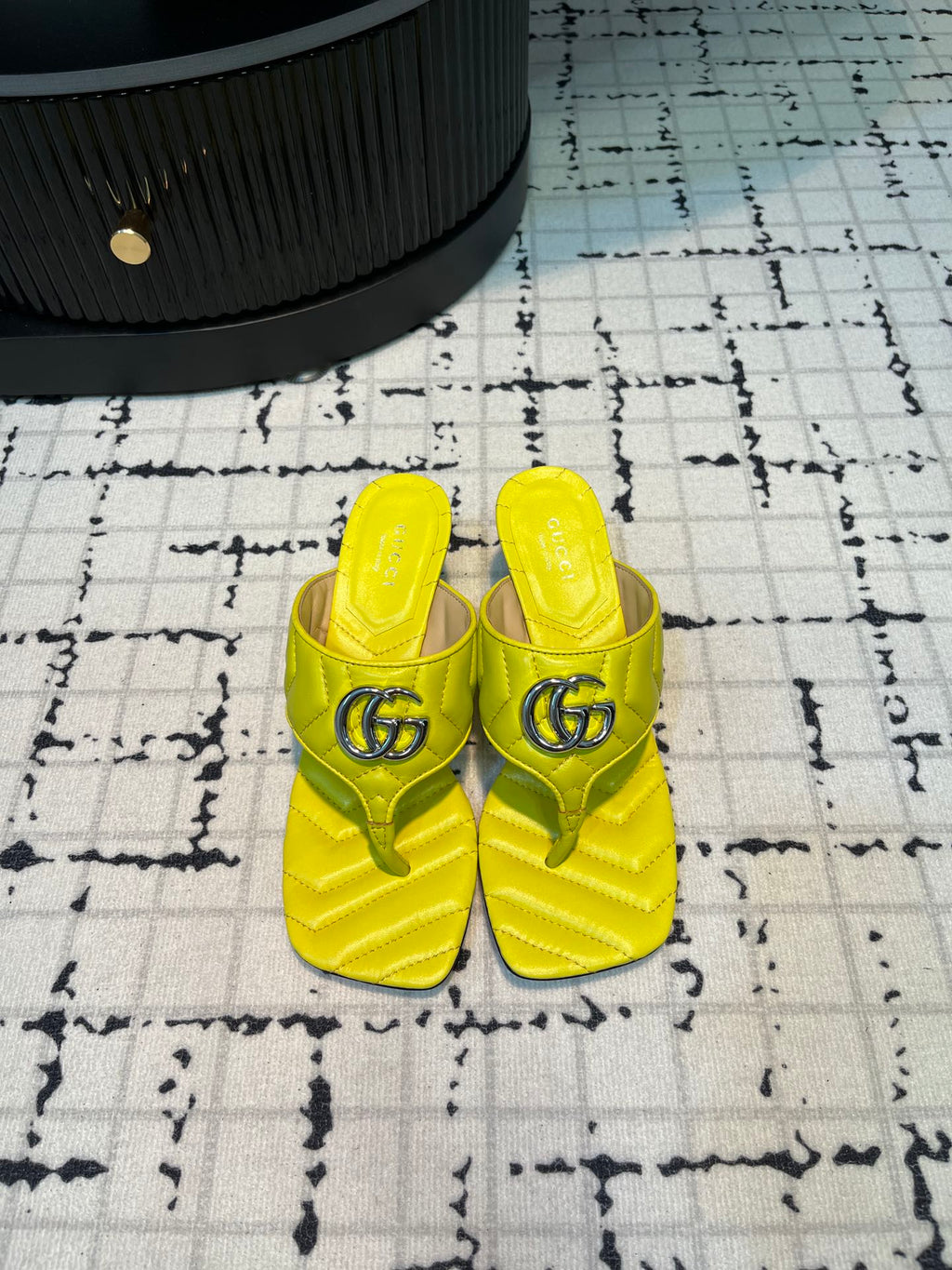 GUCCI THONG SANDALS 55 LEMON CALKSKIN