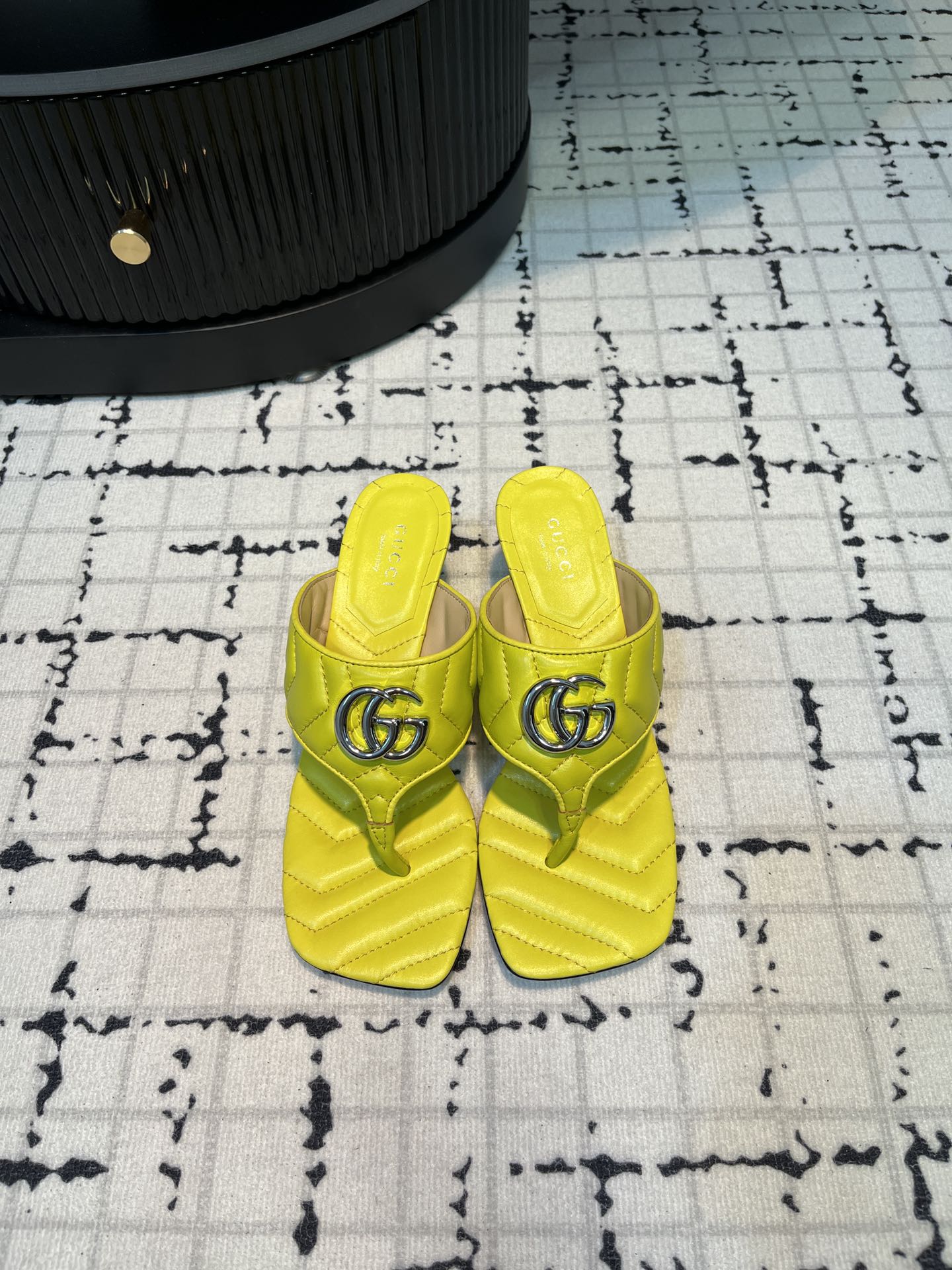 GUCCI THONG SANDALS 55 LEMON CALKSKIN