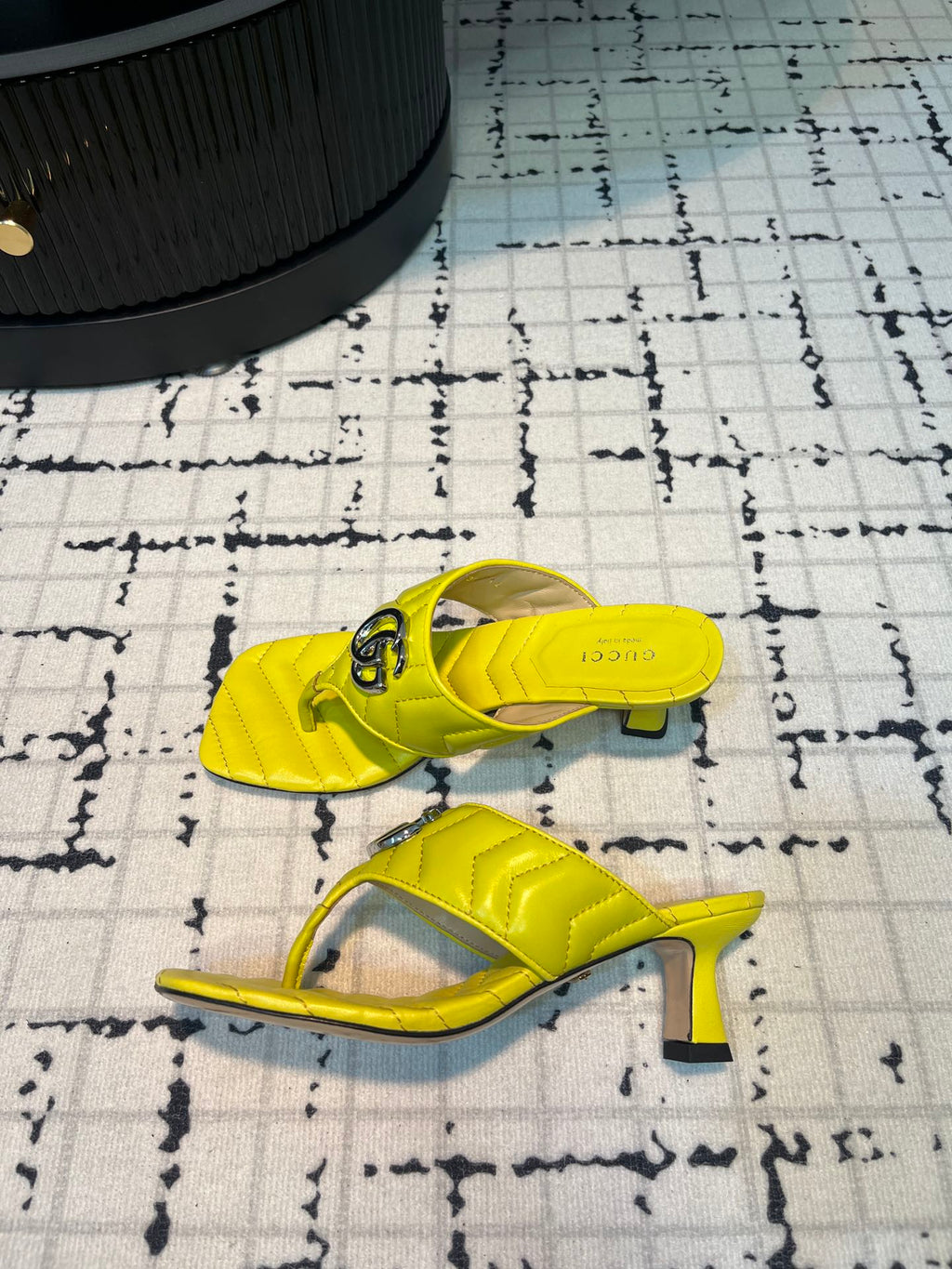 GUCCI THONG SANDALS 55 LEMON CALKSKIN