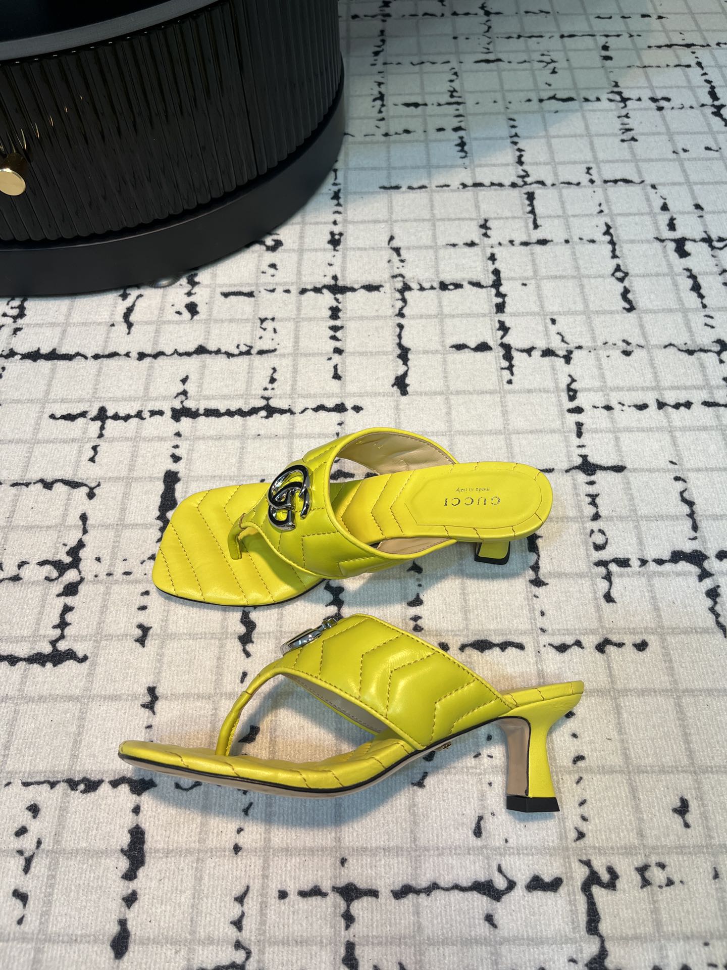 GUCCI THONG SANDALS 55 LEMON CALKSKIN
