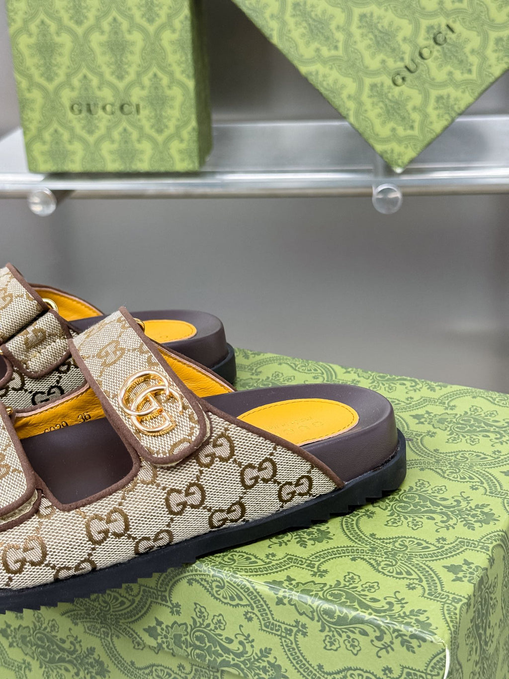 GUCCI SANDALS IN DARK BROWN CALFSKIN AND BEIGE FABRIC WITH GOLD HARDWARE