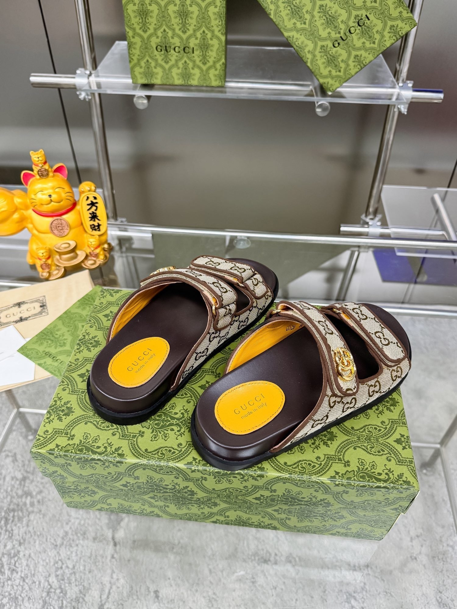GUCCI SANDALS IN DARK BROWN CALFSKIN AND BEIGE FABRIC WITH GOLD HARDWARE