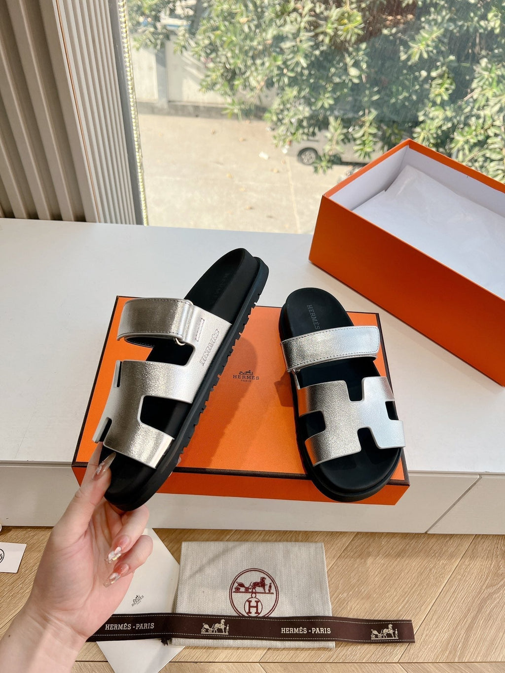 HERMES CHYPRE SANDAL IN SILVER METALLIC CALFSKIN