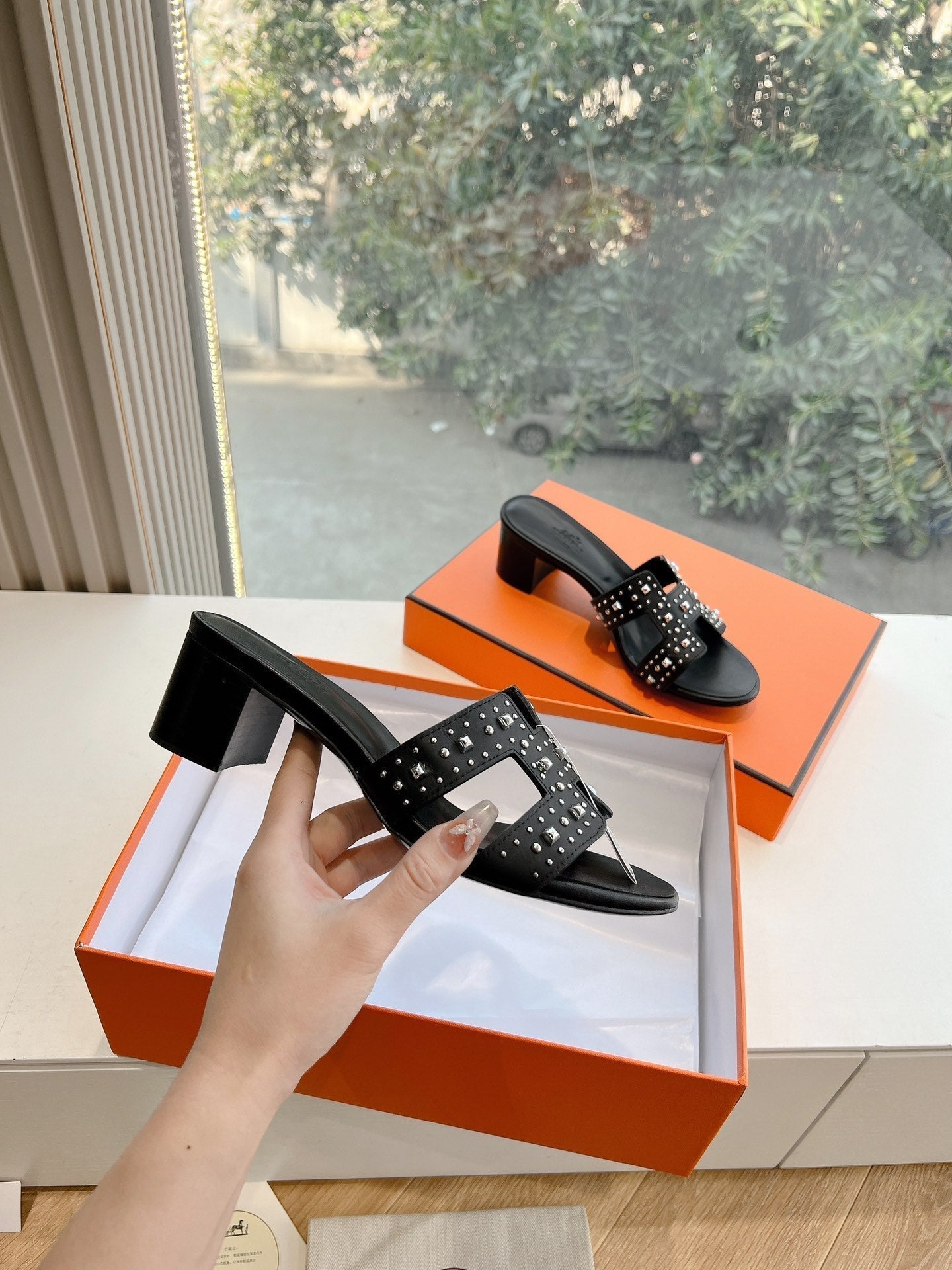 HERMES 0ASIS SANDAL IN BLACK CALFSKIN WITH STUD