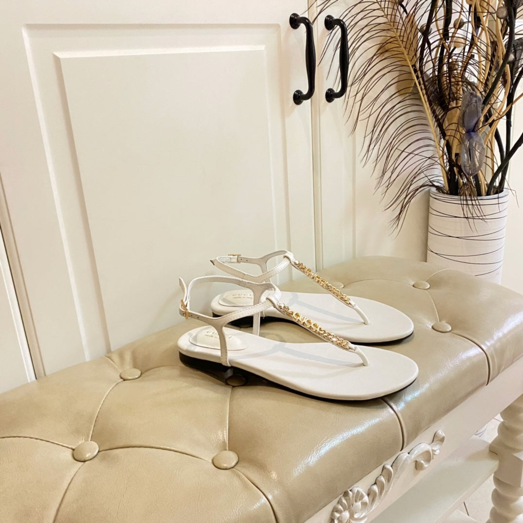 GUCCI SIGNORINA THONG SANDALS IN WHITE SHEEPSKIN