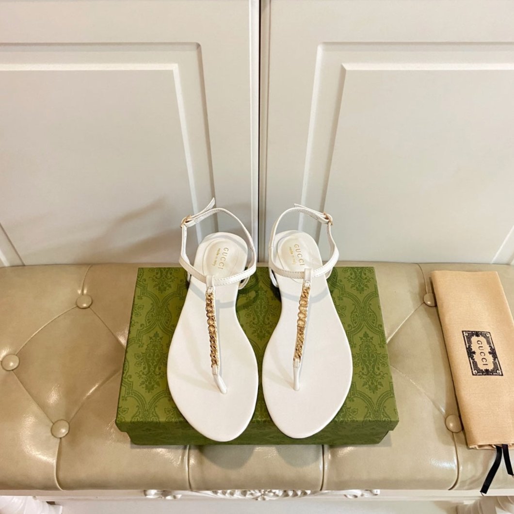 GUCCI SIGNORINA THONG SANDALS IN WHITE SHEEPSKIN
