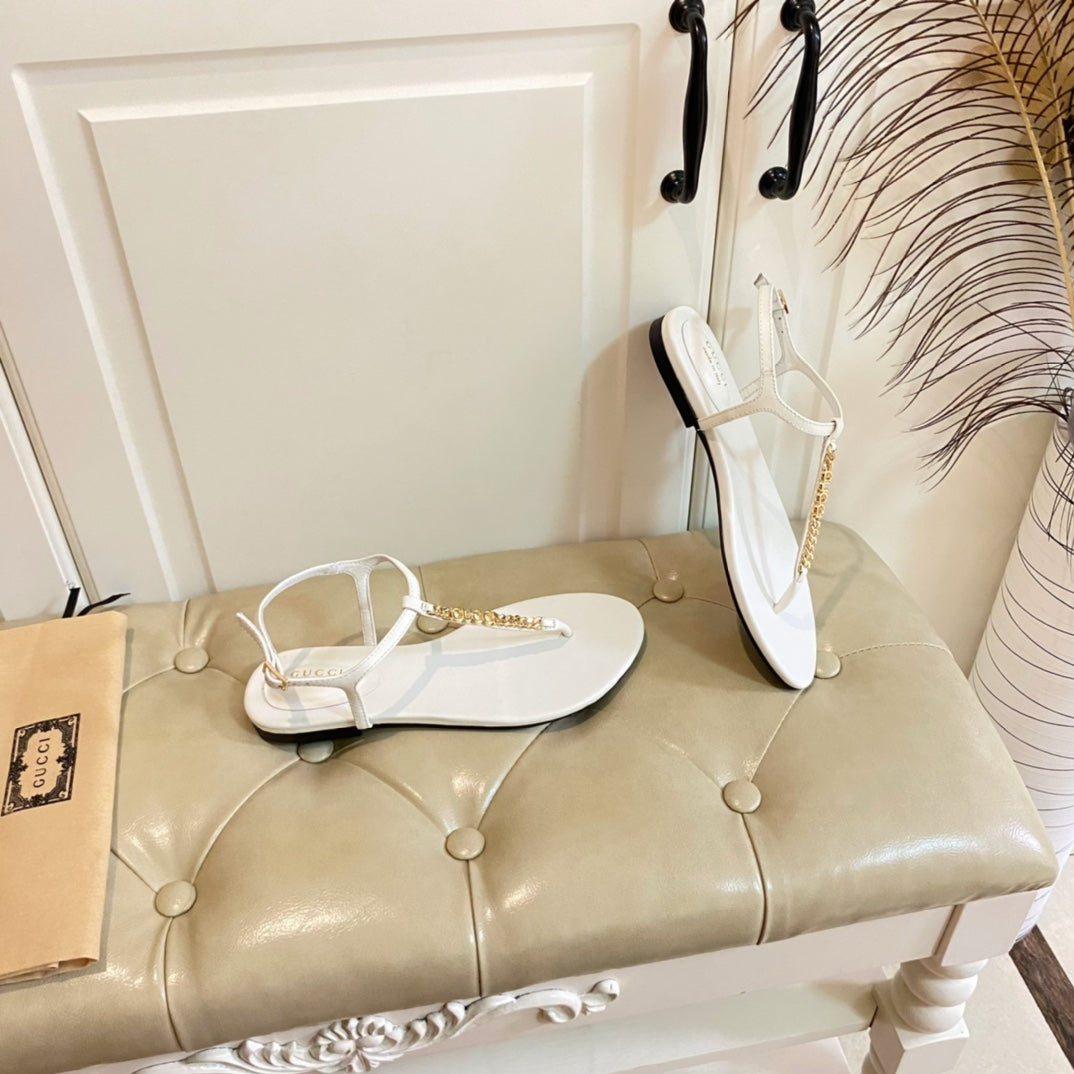 GUCCI SIGNORINA THONG SANDALS IN WHITE SHEEPSKIN