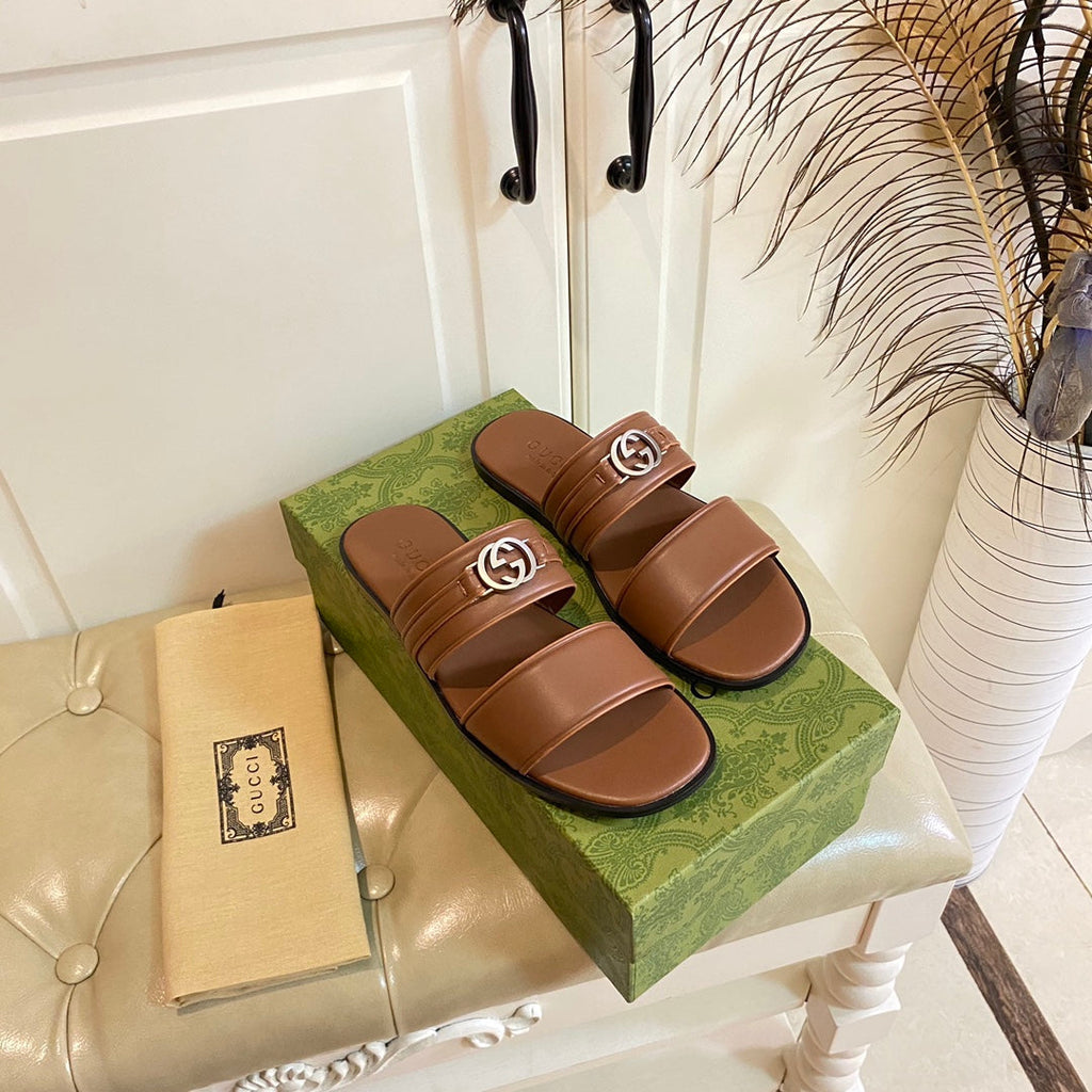 GUCCI SANDAL WITH ROUND INTERLOCKING G IN CARAMEL BROWN CALFSKIN