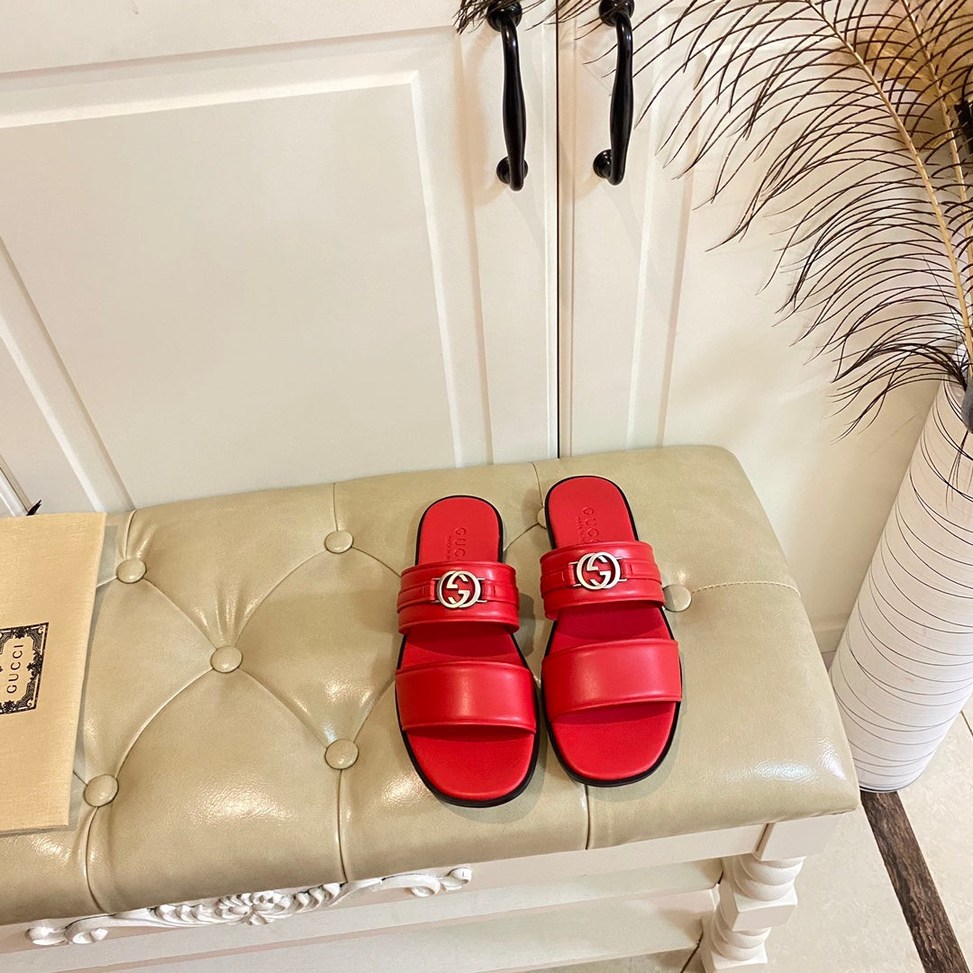 GUCCI SANDAL WITH ROUND INTERLOCKING G IN SCARLET RED CALFSKIN