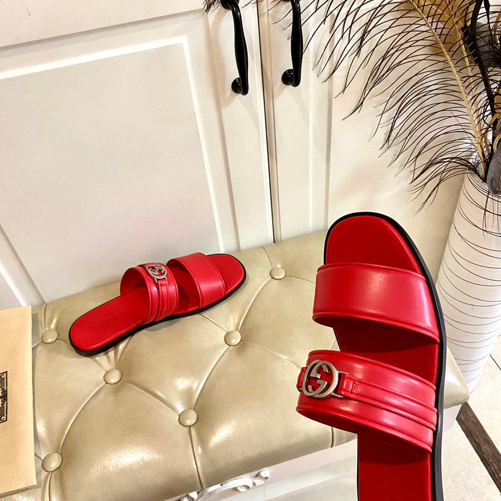 GUCCI SANDAL WITH ROUND INTERLOCKING G IN SCARLET RED CALFSKIN