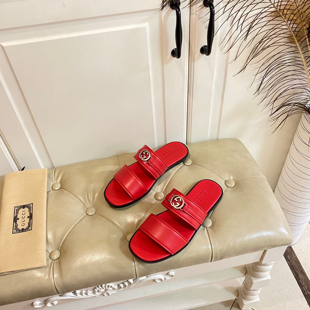 GUCCI SANDAL WITH ROUND INTERLOCKING G IN SCARLET RED CALFSKIN