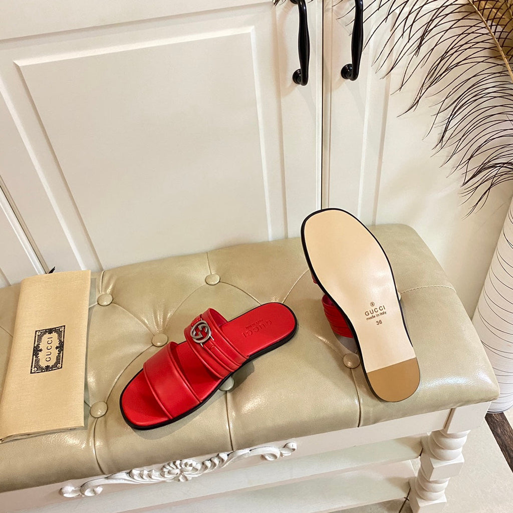 GUCCI SANDAL WITH ROUND INTERLOCKING G IN SCARLET RED CALFSKIN