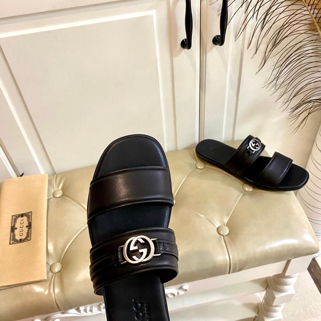 GUCCI SANDAL WITH ROUND INTERLOCKING G IN BLACK CALFSKIN
