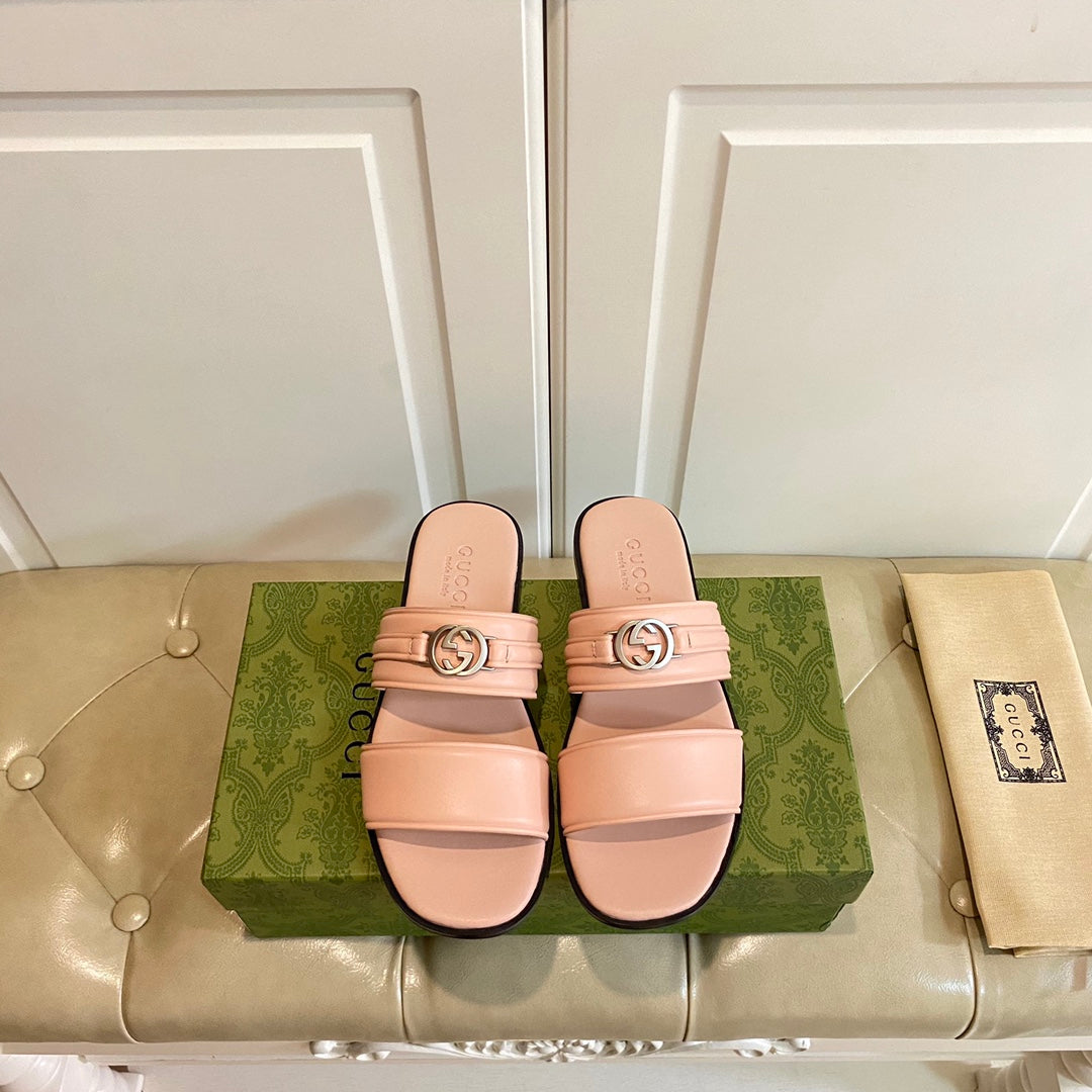 GUCCI SANDAL WITH ROUND INTERLOCKING G IN LIGHT PINK CALFSKIN