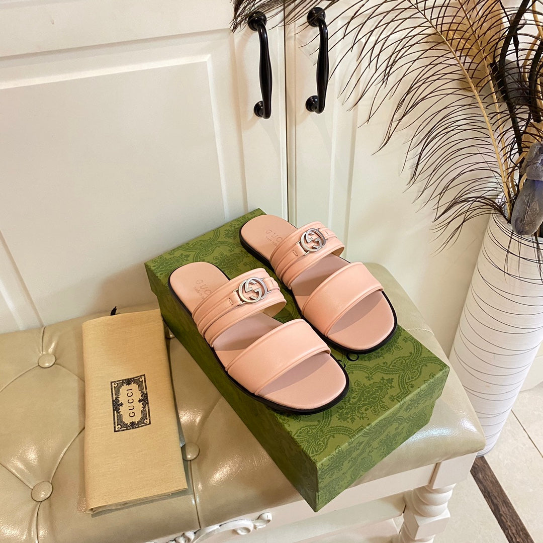 GUCCI SANDAL WITH ROUND INTERLOCKING G IN LIGHT PINK CALFSKIN