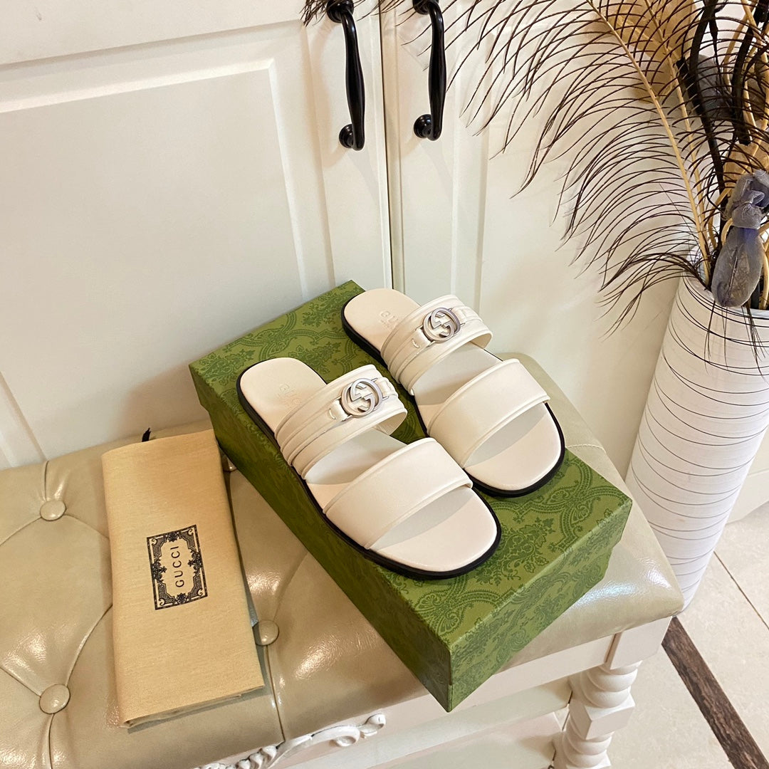 GUCCI SANDAL WITH ROUND INTERLOCKING G IN WHITE CALFSKIN