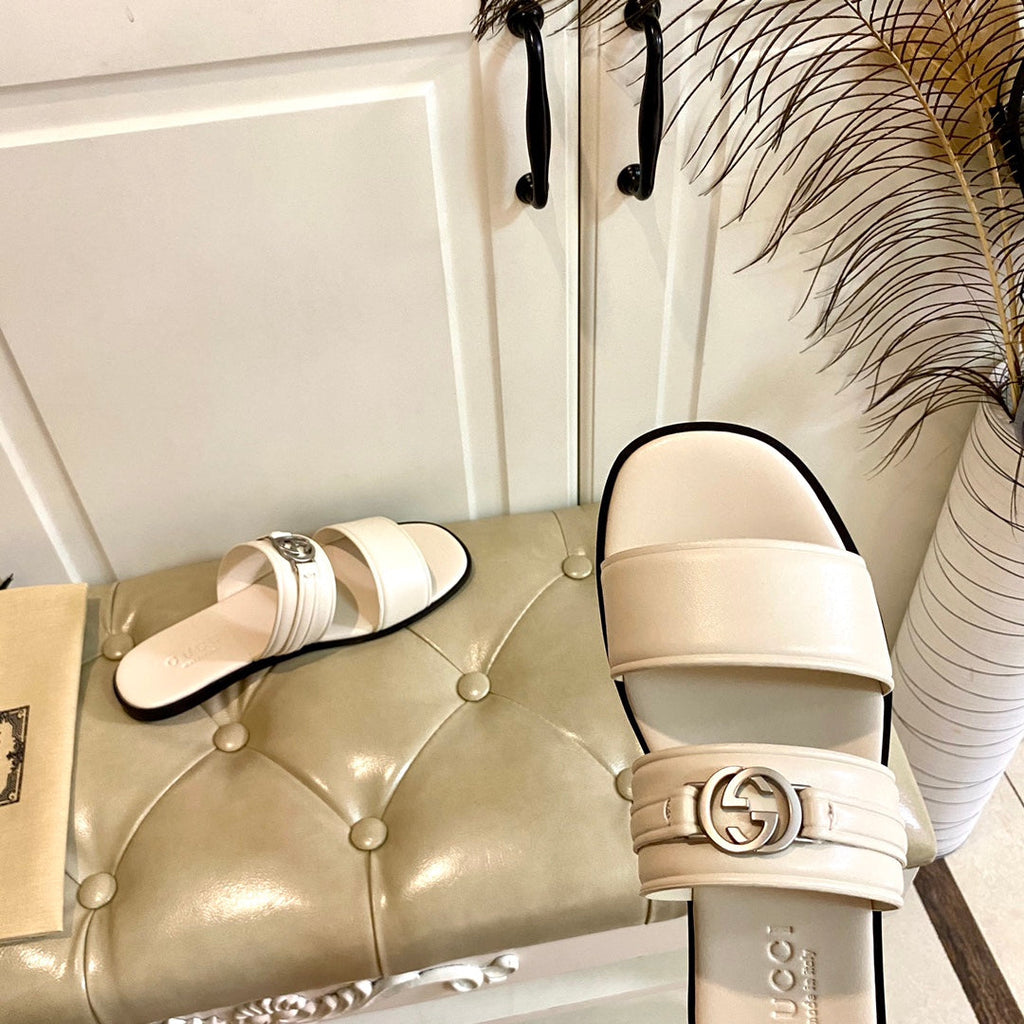 GUCCI SANDAL WITH ROUND INTERLOCKING G IN WHITE CALFSKIN