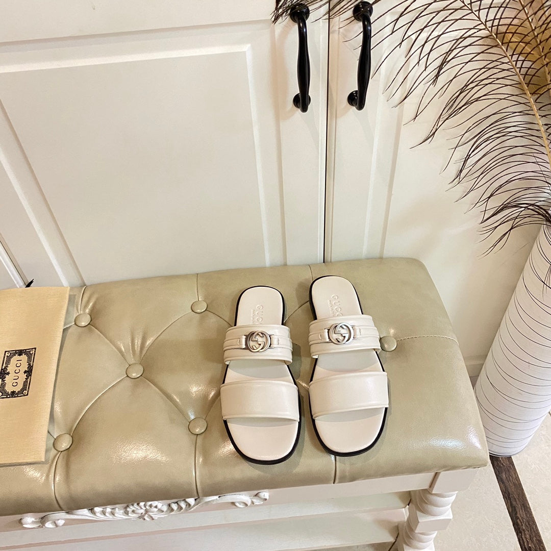 GUCCI SANDAL WITH ROUND INTERLOCKING G IN WHITE CALFSKIN
