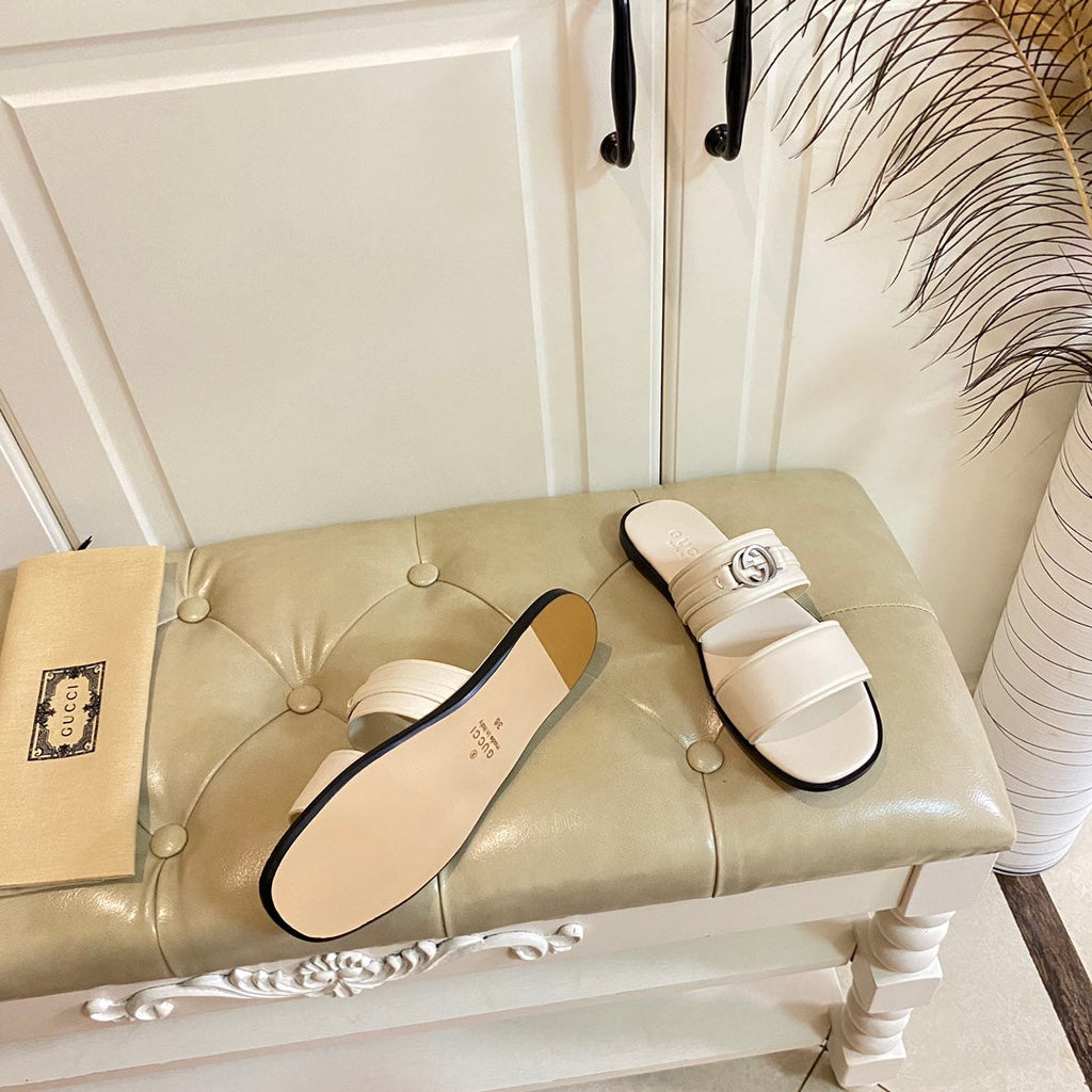 GUCCI SANDAL WITH ROUND INTERLOCKING G IN WHITE CALFSKIN