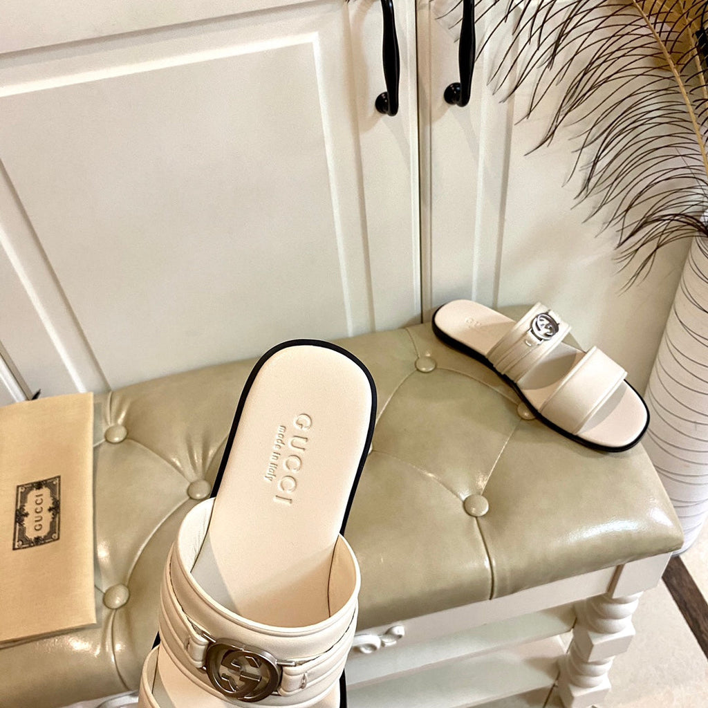 GUCCI SANDAL WITH ROUND INTERLOCKING G IN WHITE CALFSKIN