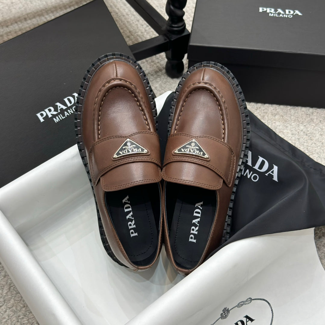 PRADA 25S LOAFER 50MM IN RK BROWN CALFSKIN LOGO