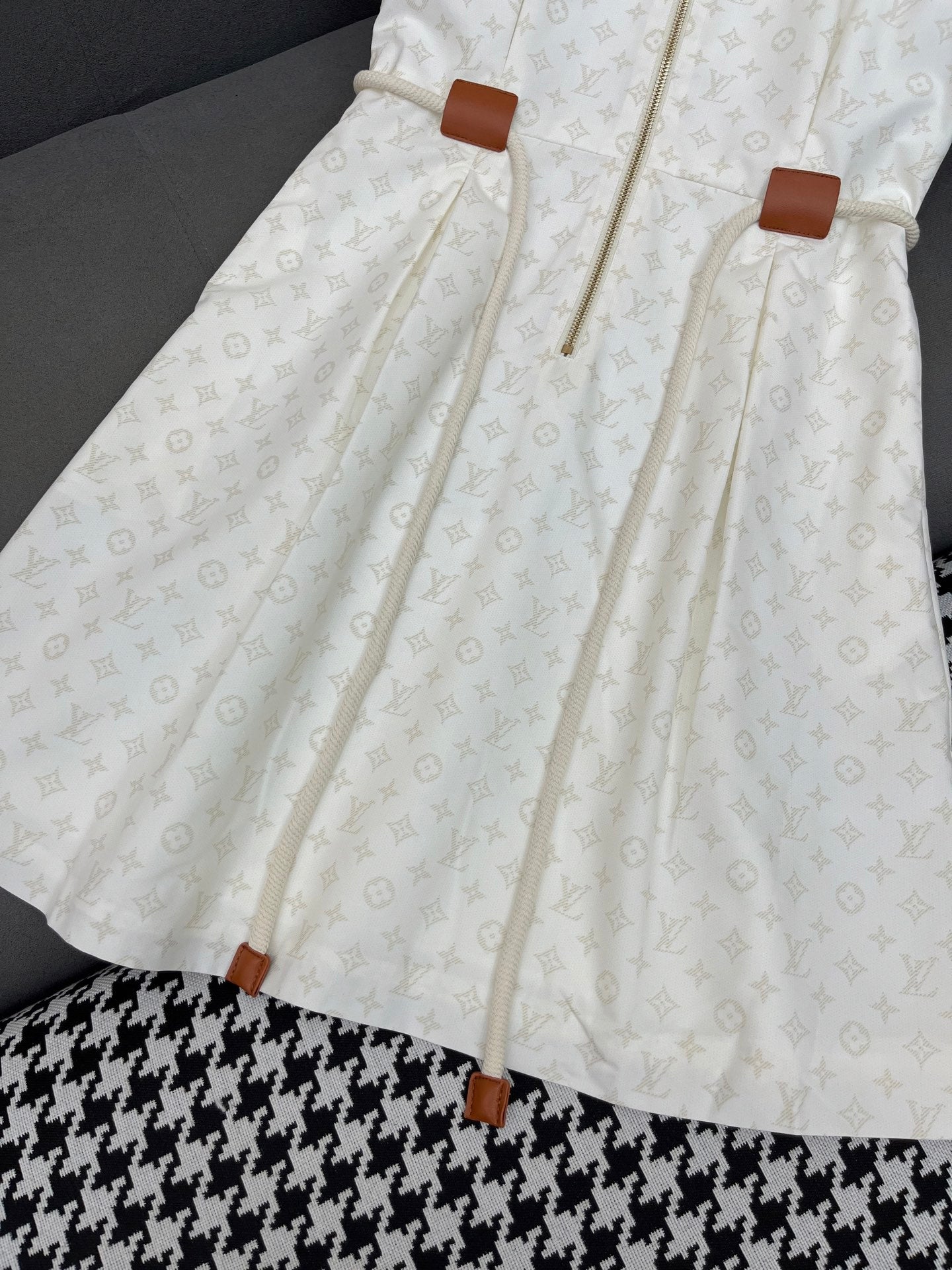 LOUIS VUITTON LV FRONT ZIP SLEEVELESS DRESS 25S IN POLYESTER 266640