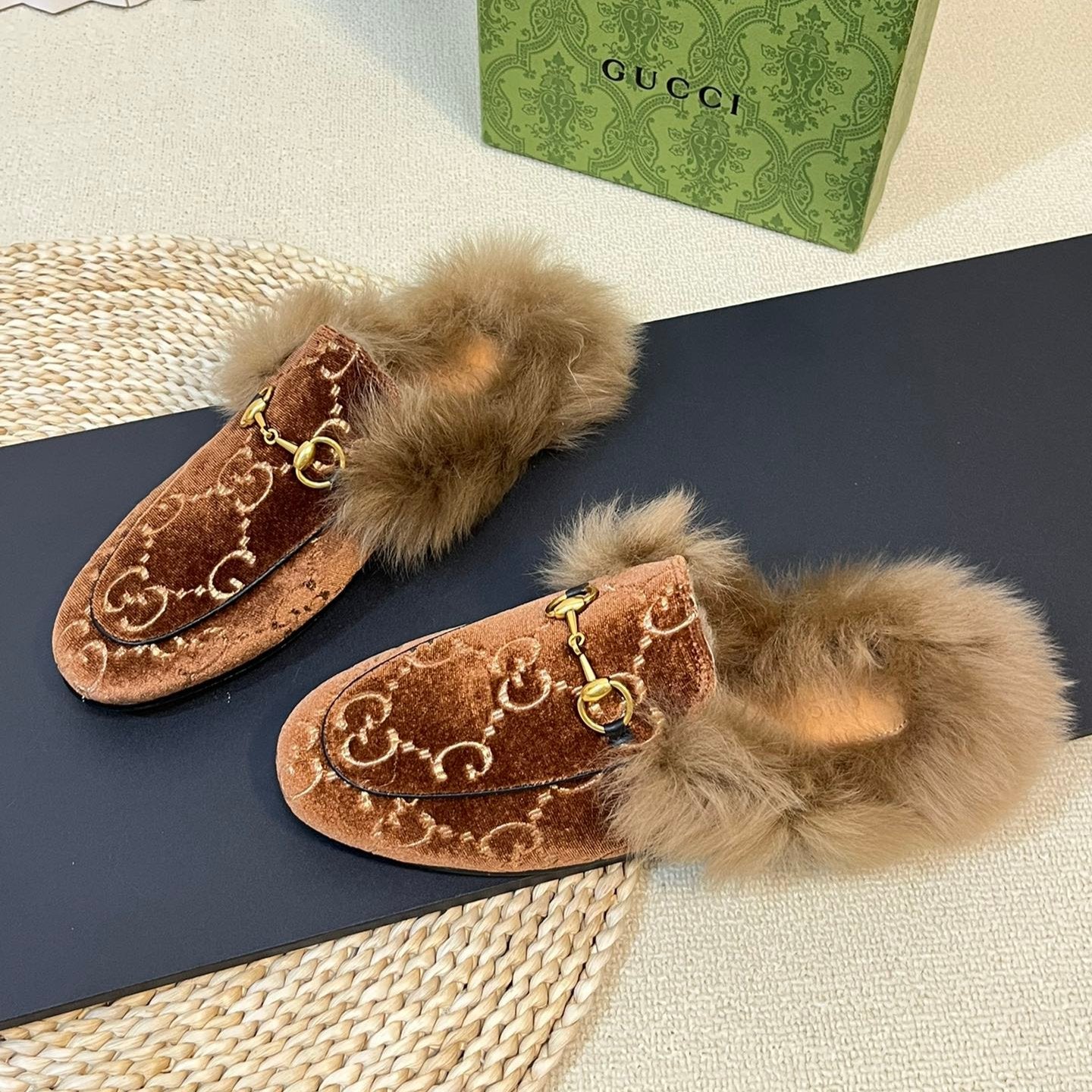 GUCCI HORSEBIT MULE IN SYRUP BROWN MONOGRAM VELVET AND LAMB WOOL LINING