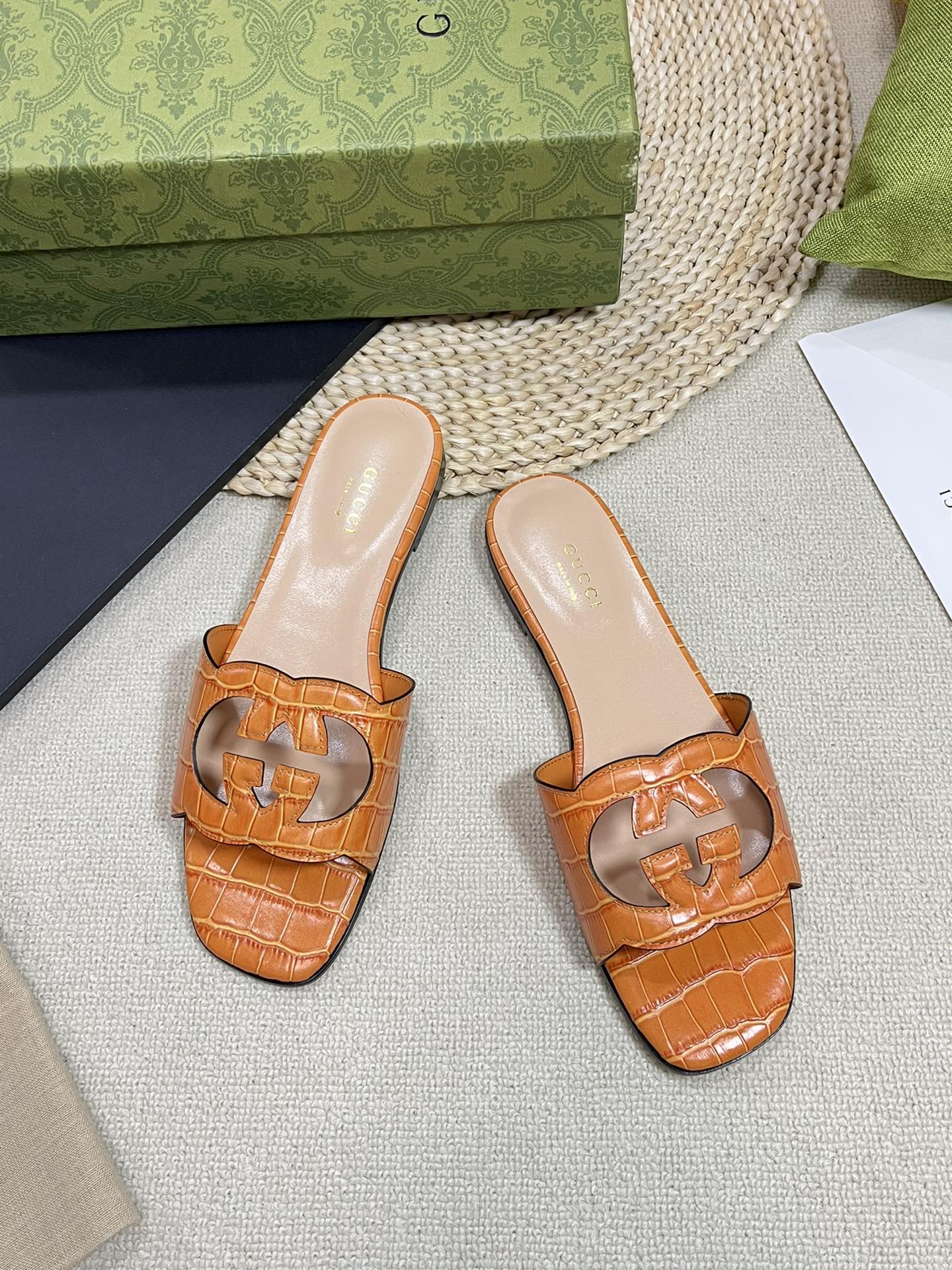 GUCCI Cut Out Slide Sandals Gingerbread Brown