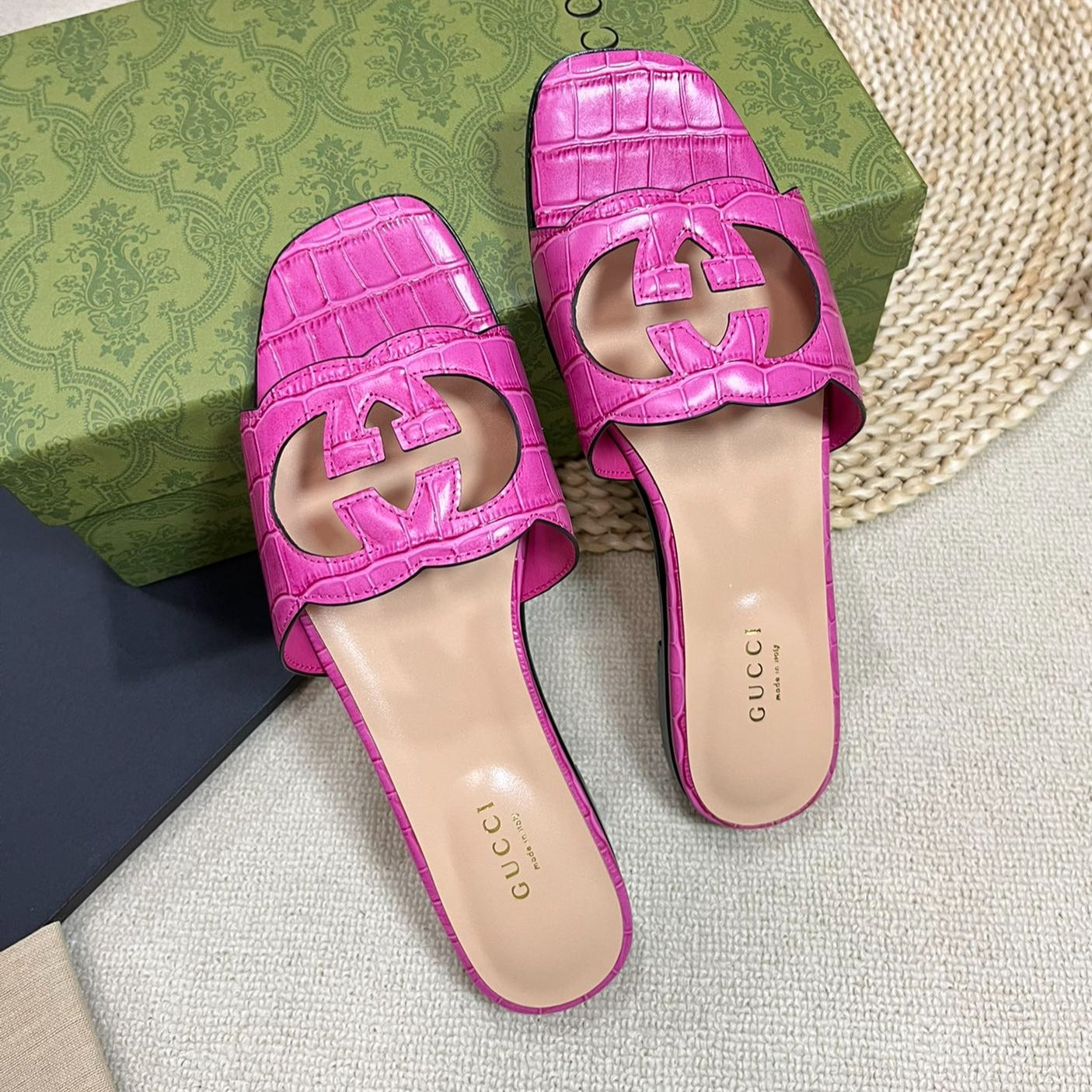 GUCCI Cut Out Slide Sandals Pink