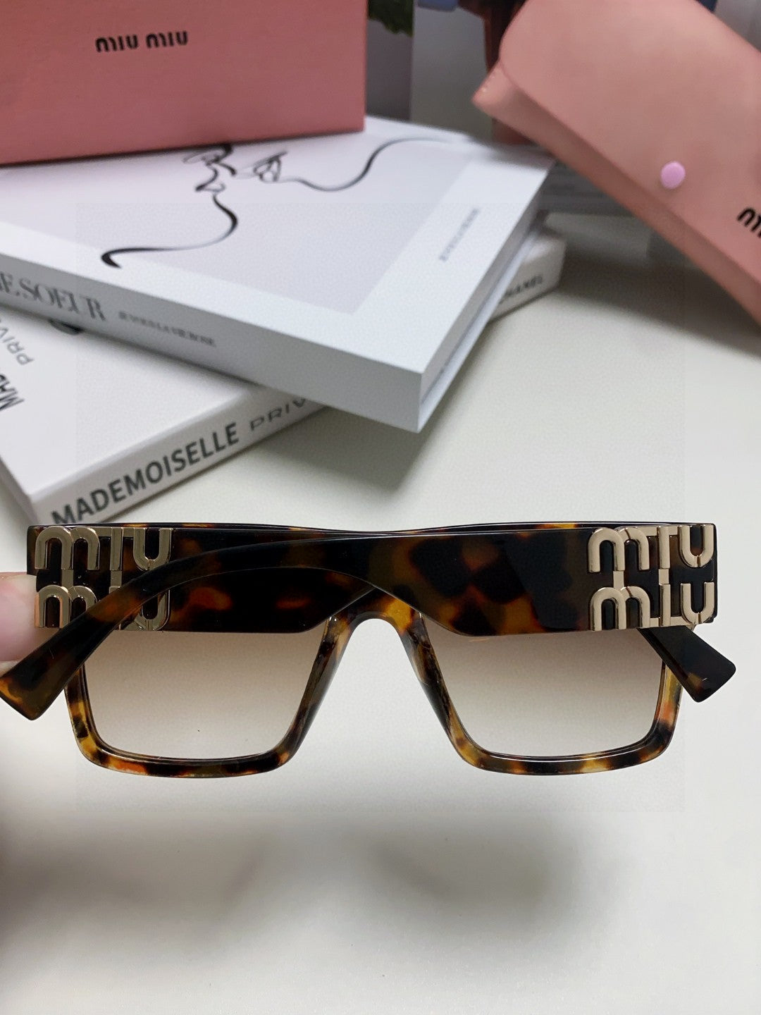 RUNWAY SQUARE SUNGLASSES 513009 IN HAVANA ACETATE