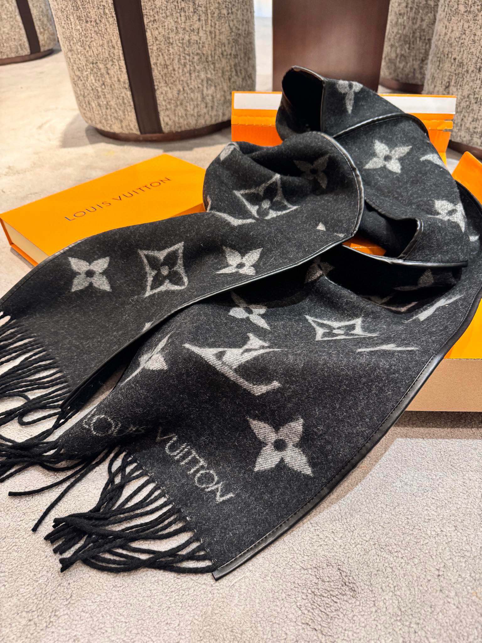 LOUIS VUITTON SCARF 196 CM IN BLACK MIX WHITE LAMBSWOOL AND CASHMERE 393081