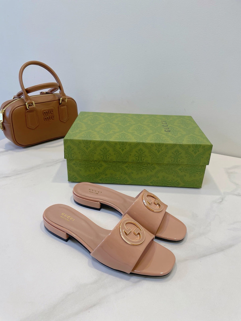 GUCCI SLIDE SANDALS IN DESERT SAND GLOSSY SHEEPSKIN ENAMELLED ROUND INTERLOCKING G