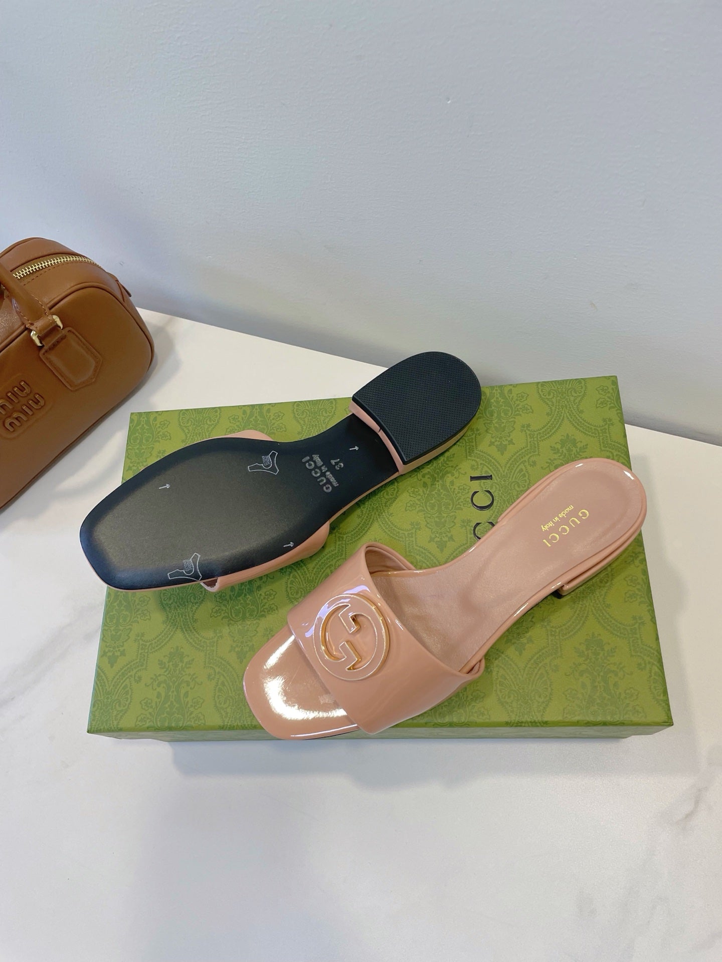 GUCCI SLIDE SANDALS IN DESERT SAND GLOSSY SHEEPSKIN ENAMELLED ROUND INTERLOCKING G